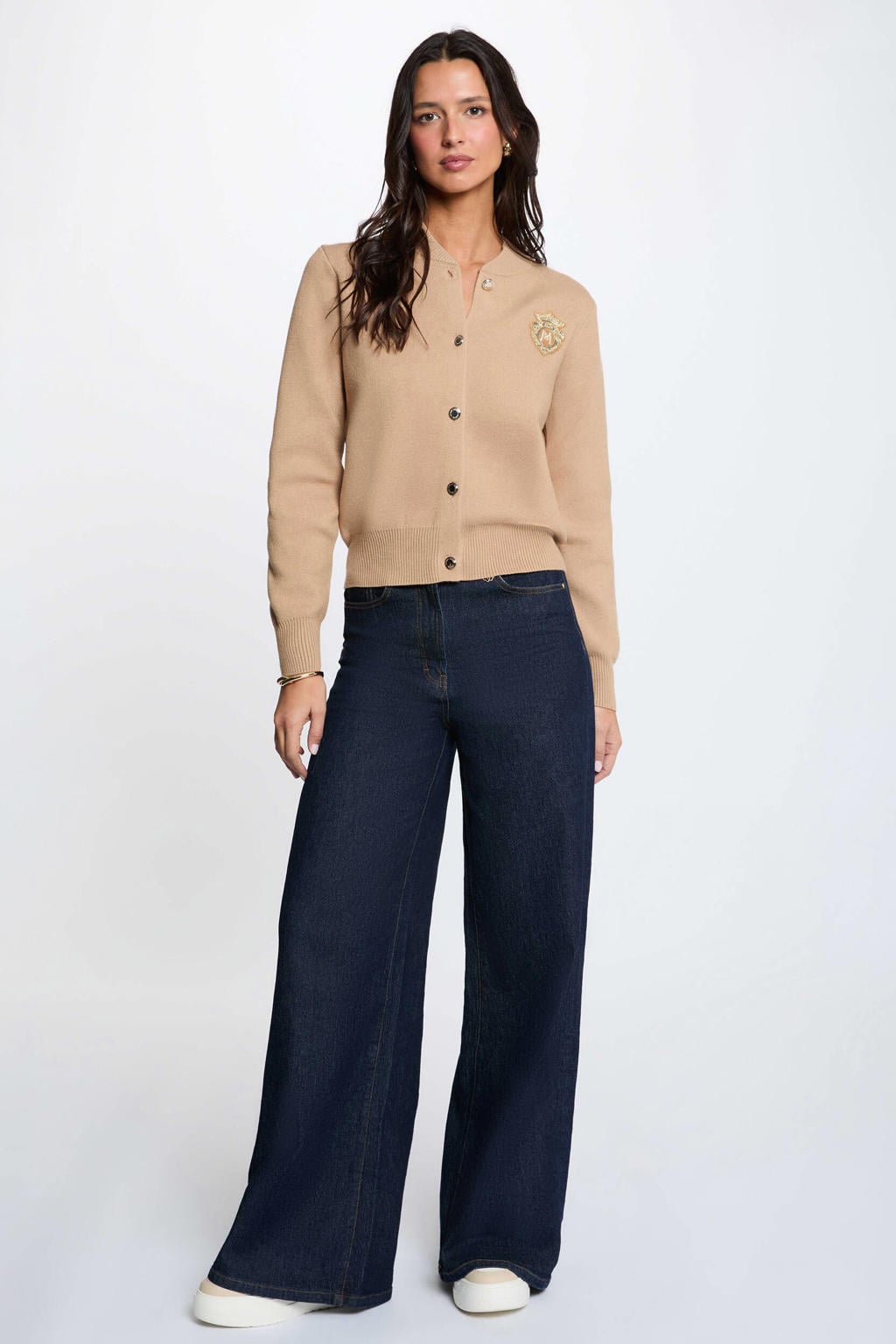 Camelkleurige dames Morgan gebreide vest van viscose met effen, lange mouwen, ronde hals, knoopsluiting en 3D applicatie