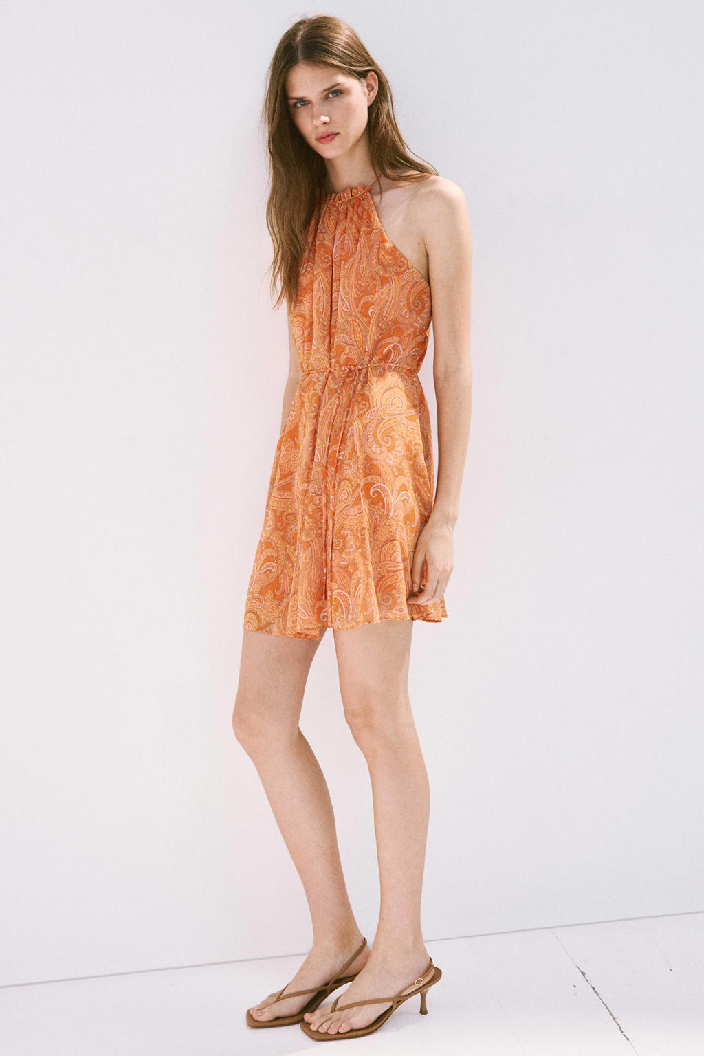 Mango korte halterjurk met open rug en paisley - oranje