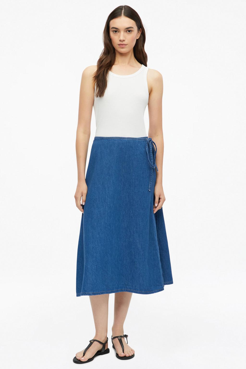 Medium blue denim dames s.Oliver midi spijkerrok middelblauw gemaakt van viscose en met striksluiting