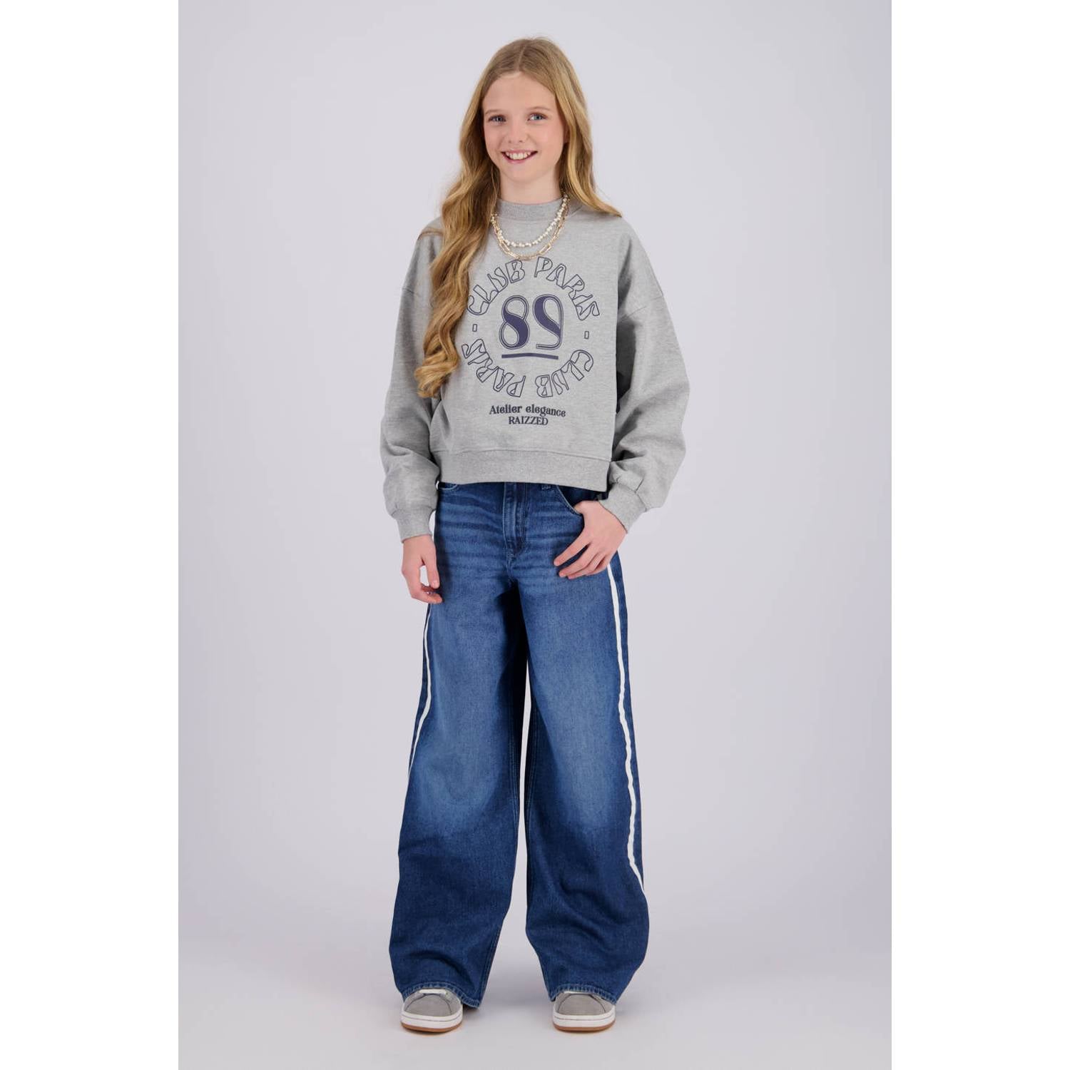 Raizzed boxy sweater met tekst grijs