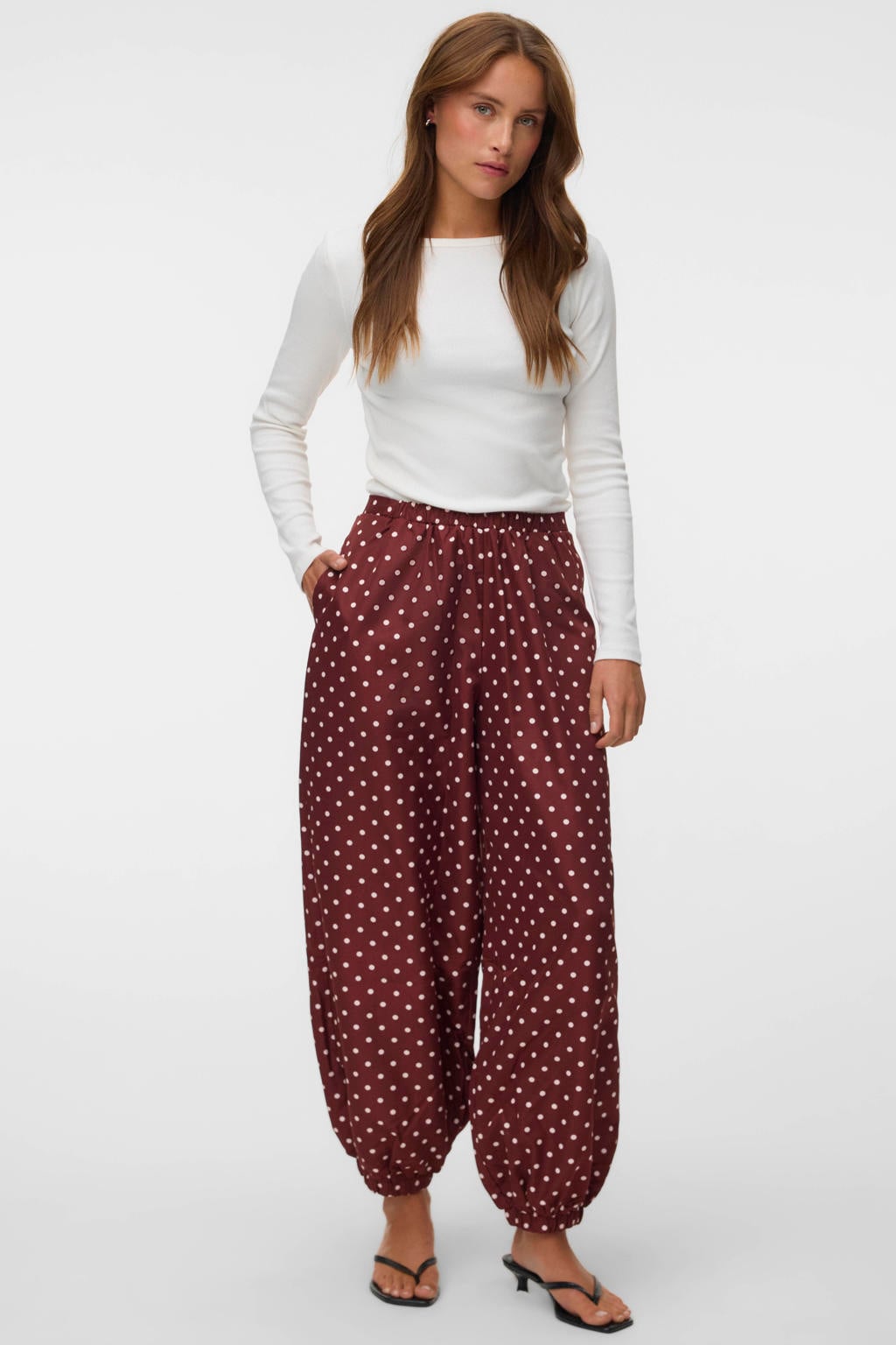 Donkerrode dames VERO MODA regular waist ballon casual broek van polyester met elastische tailleband en stippenprint
