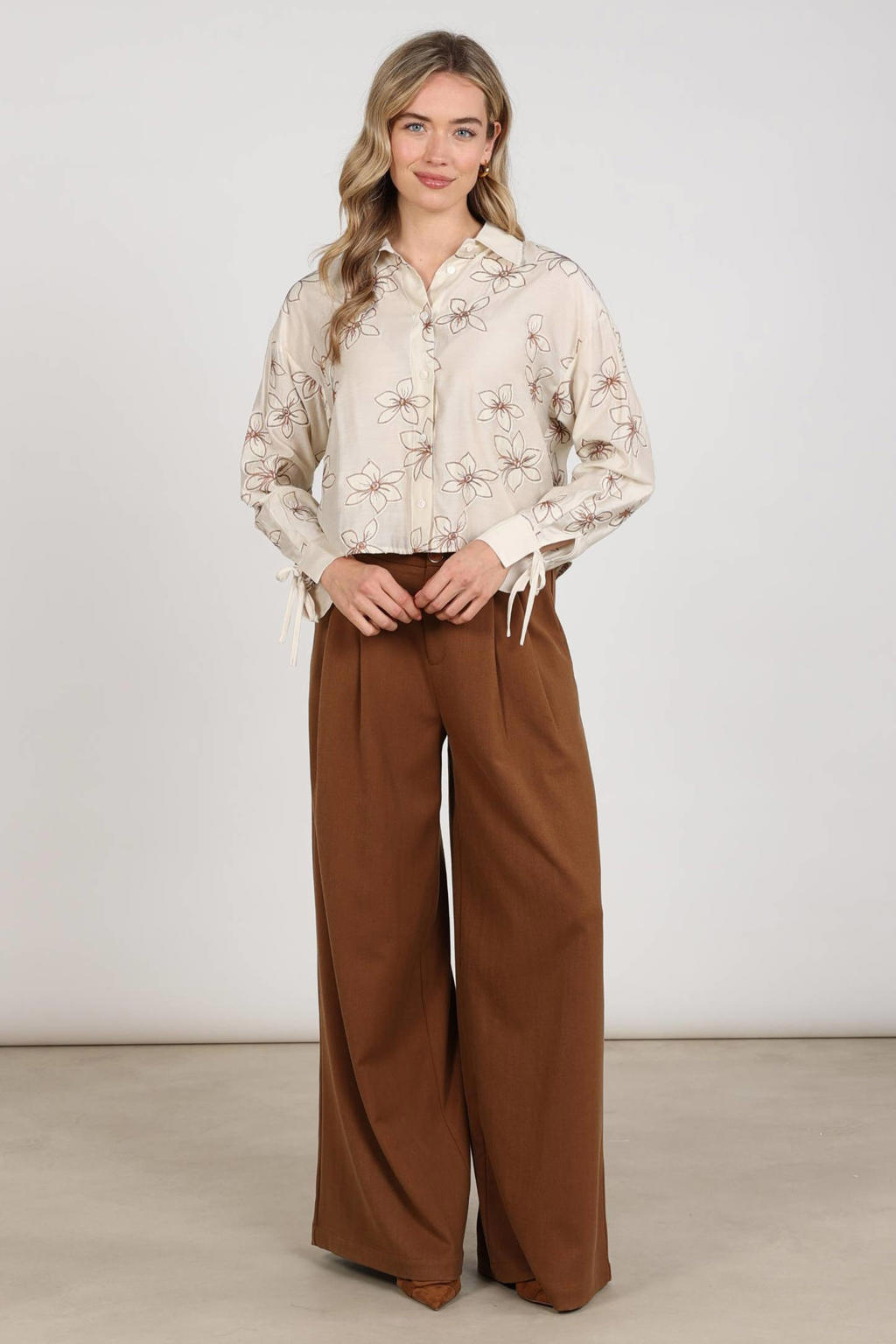 Ecru en bruine dames NUKUS gebloemde blouse van viscose met lange mouwen, klassieke kraag, knoopsluiting en borduursels