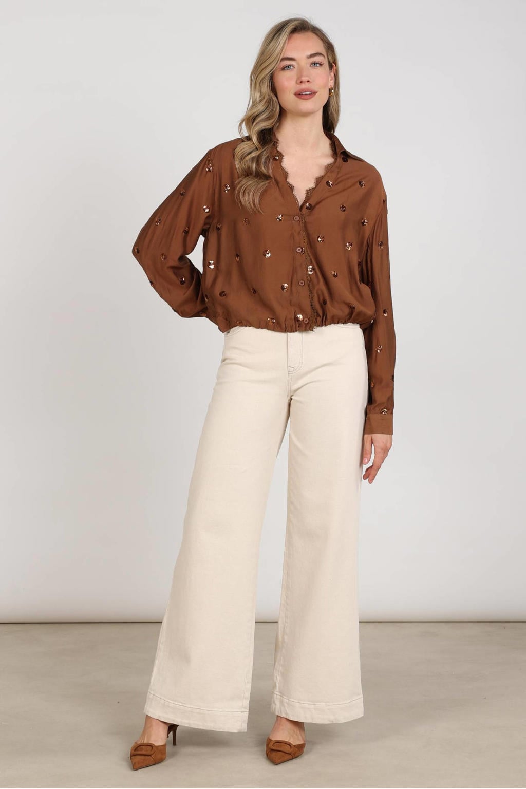 Camelkleurige dames NUKUS blouse van viscose met effen, lange mouwen, klassieke kraag, knoopsluiting en pailletten