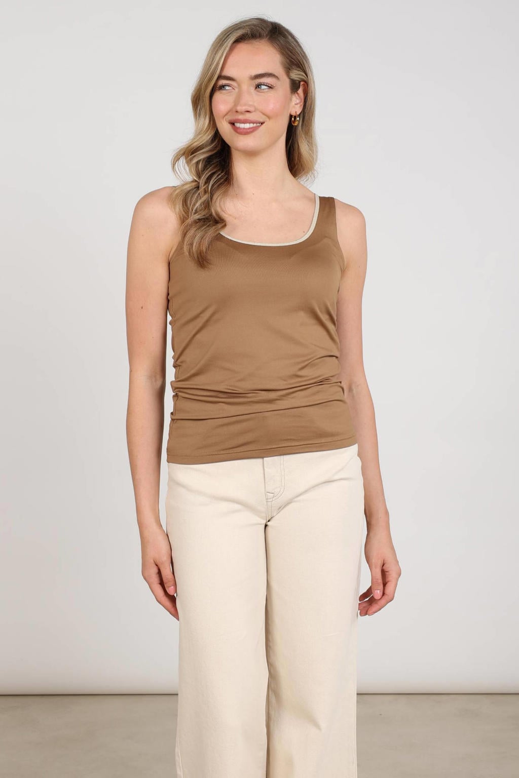 Camel en gouden dames NUKUS top van polyamide met effen, ronde hals en contrast bies