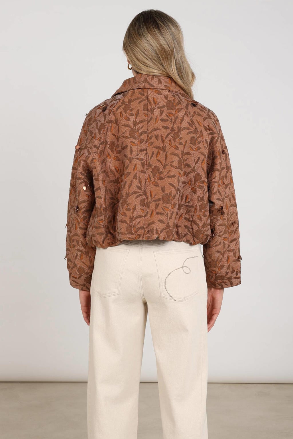 Bruine dames NUKUS bomberjack van polyester met bladprint en lange mouwen