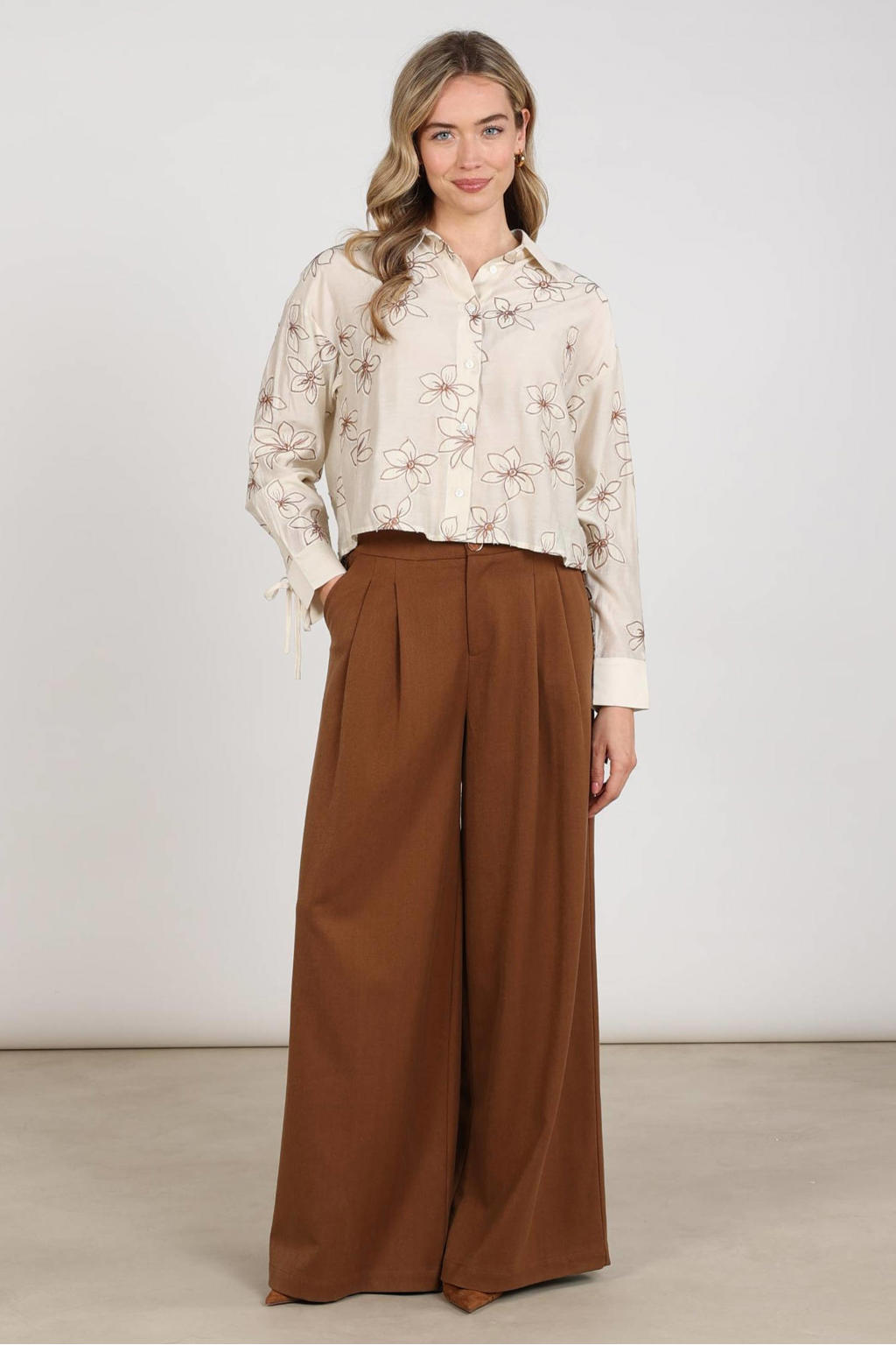Bruine dames NUKUS wide leg broek met rits- en knoopsluiting en effen