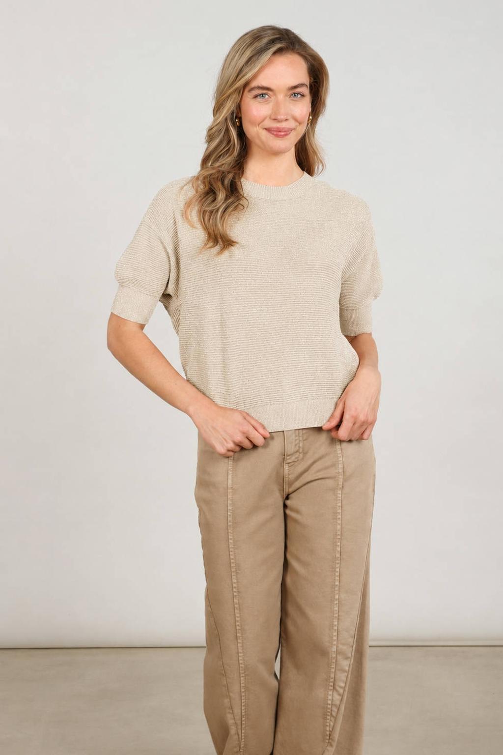 Beige dames NUKUS top van viscose met effen, korte mouwen en ronde hals