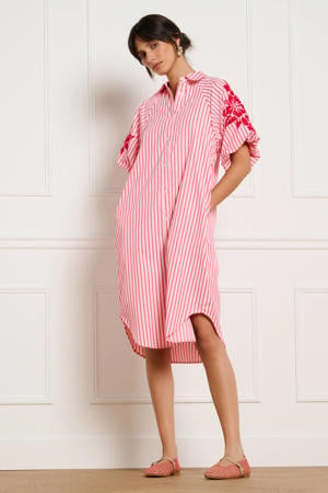 gestreepte midi blousejurk met borduursels - roze