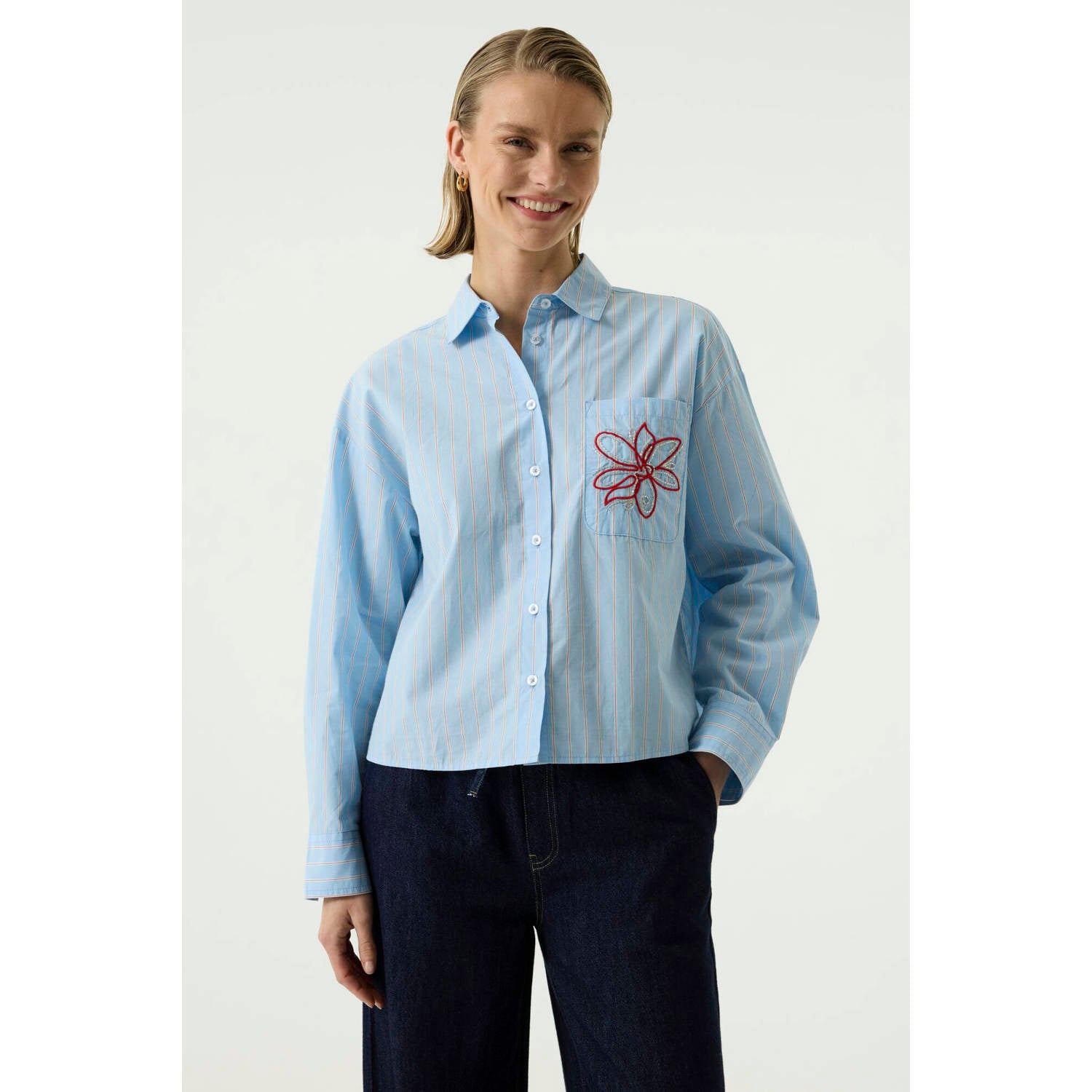 Garcia blouse met borduursels en krijtstreep lichtblauw