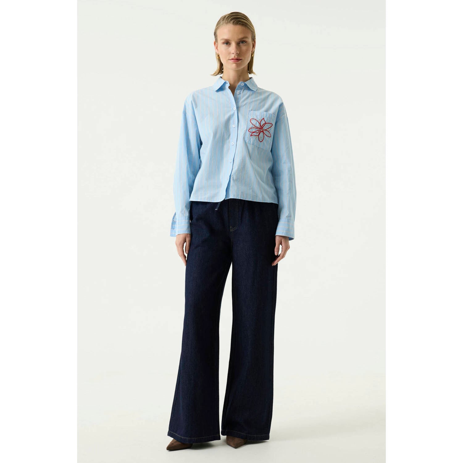 Garcia blouse met borduursels en krijtstreep lichtblauw