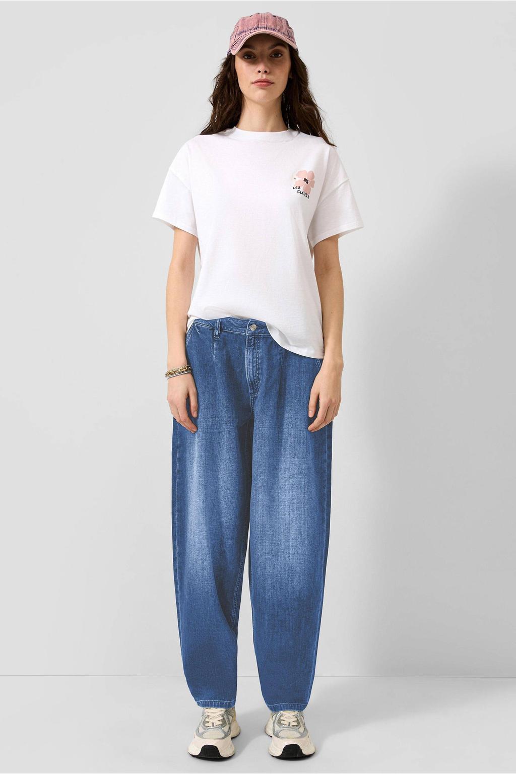 Medium blue denim dames QS barrel jeans mediumblauw van denim met regular waist, rits- en knoopsluiting en effen