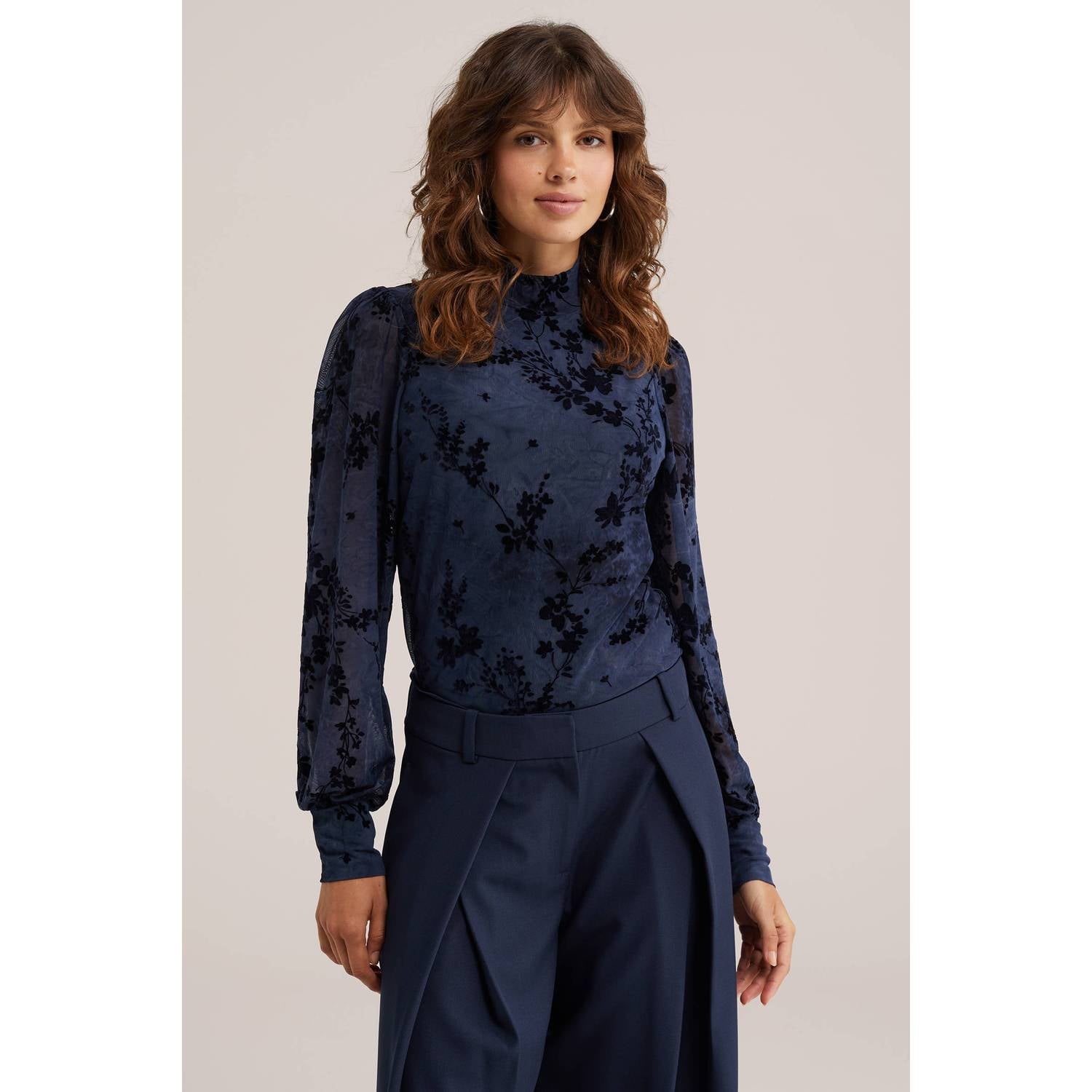 WE Fashion semi-transparante gebloemde top met col donkerblauw