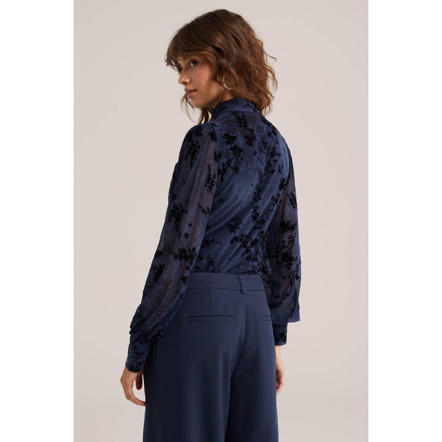 WE Fashion semi-transparante gebloemde top met col donkerblauw