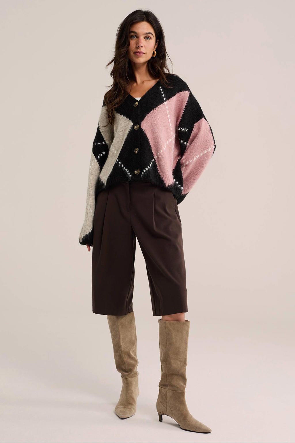 Bruin, ecru en roze dames WE Fashion gebreide geruit vest met lange mouwen, V-hals en knoopsluiting