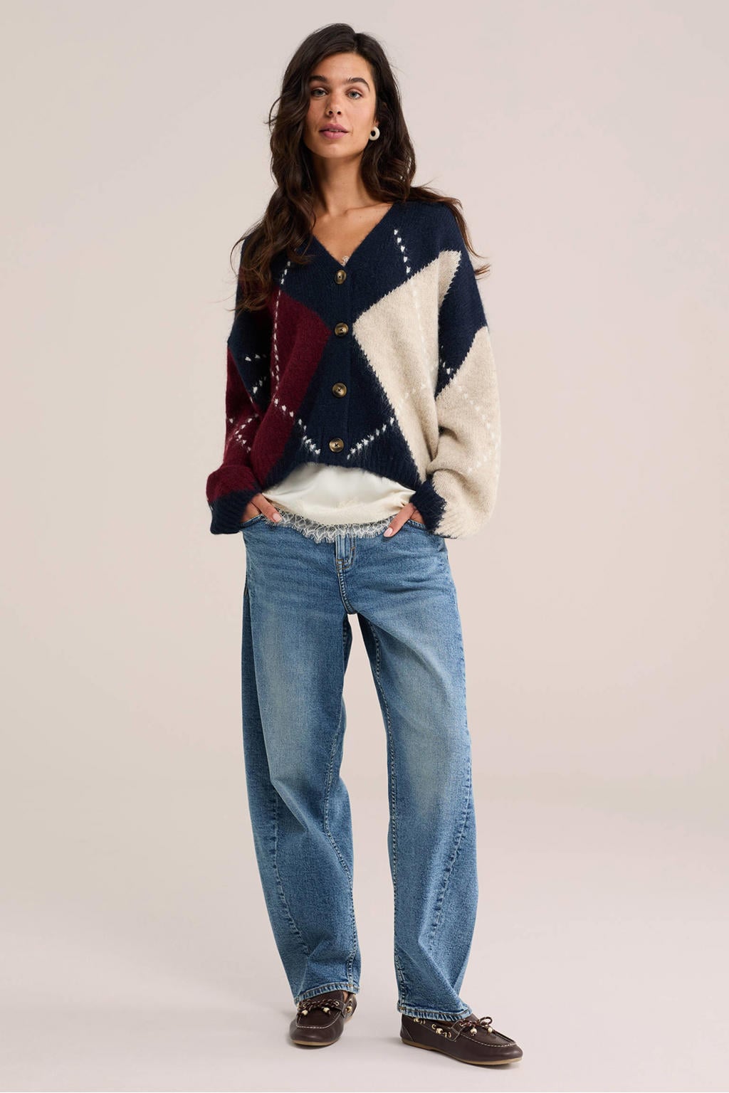 Donkerblauw, ecru en rode dames WE Fashion gebreide geruite vest met lange mouwen, V-hals en knoopsluiting
