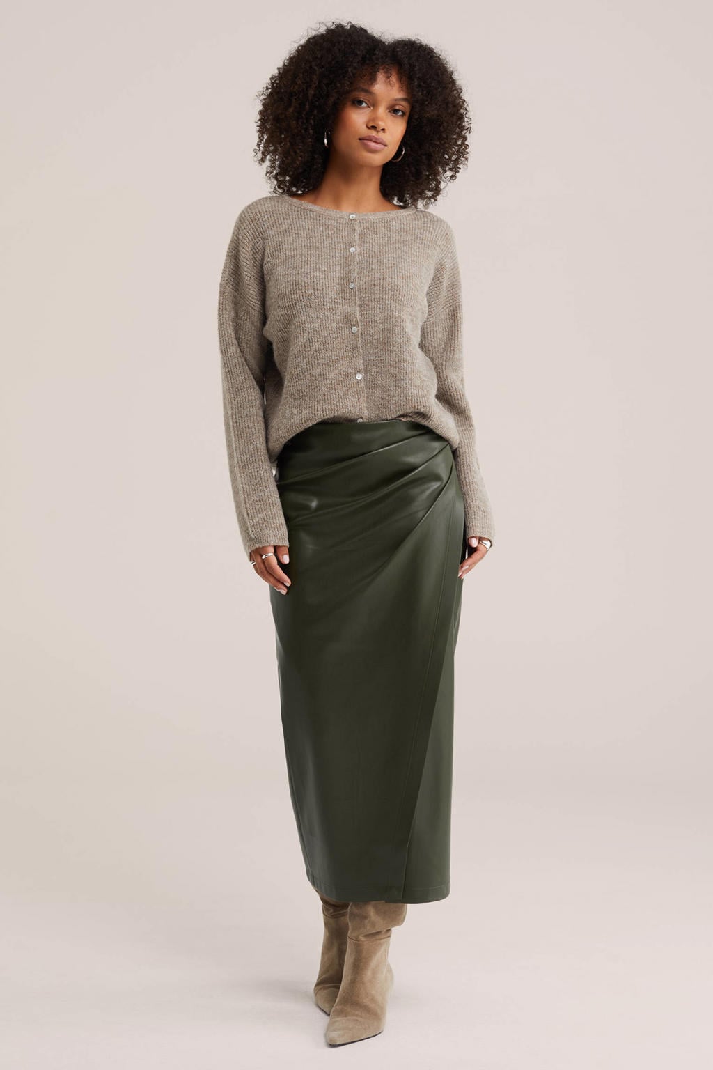 Taupe dames WE Fashion gebreide vest met effen, lange mouwen, ronde hals en knoopsluiting