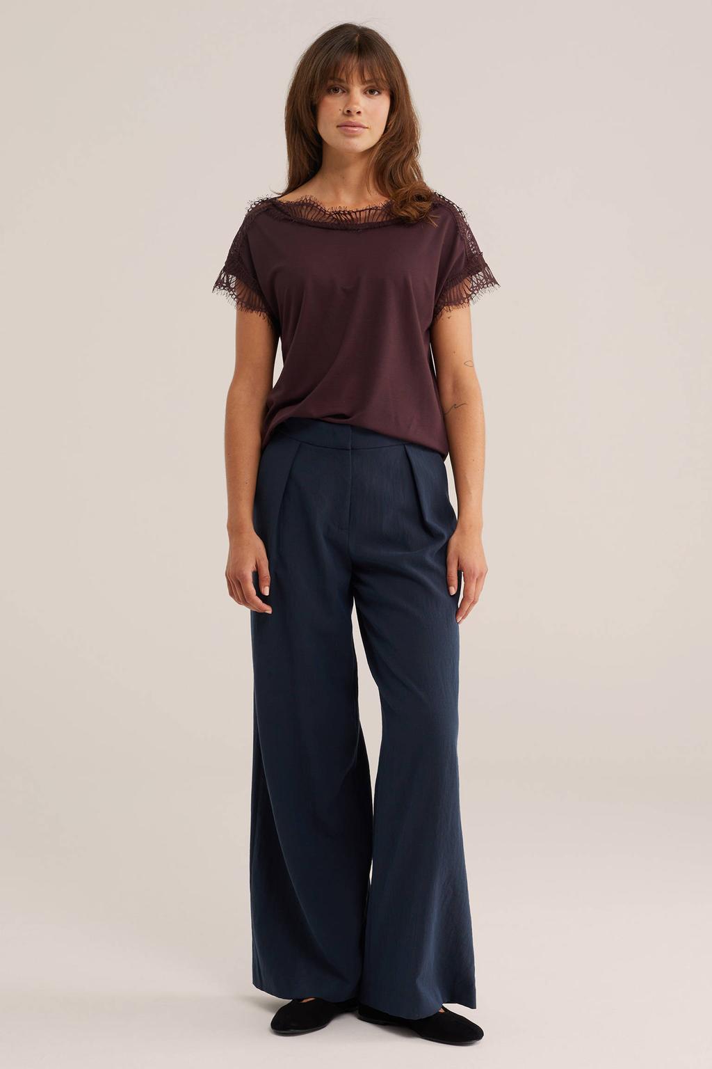 Donkerpaarse dames WE Fashion top van viscose met effen, korte mouwen, boothals en kant