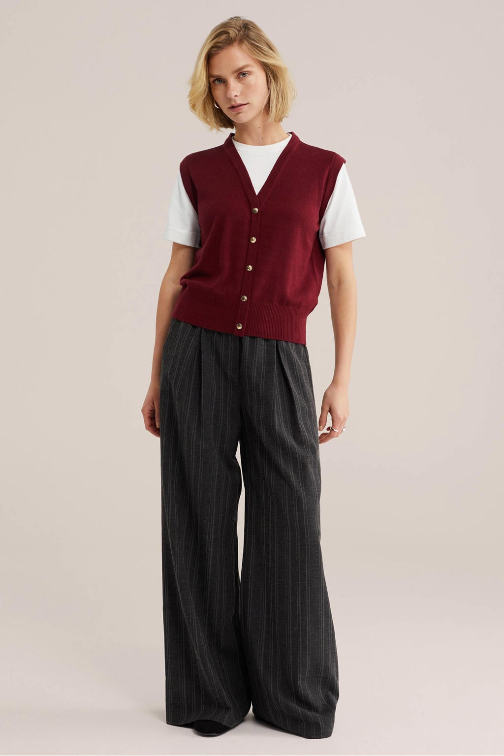 Donkerrode dames WE Fashion gebreide vest van acryl met effen, ronde hals en knoopsluiting