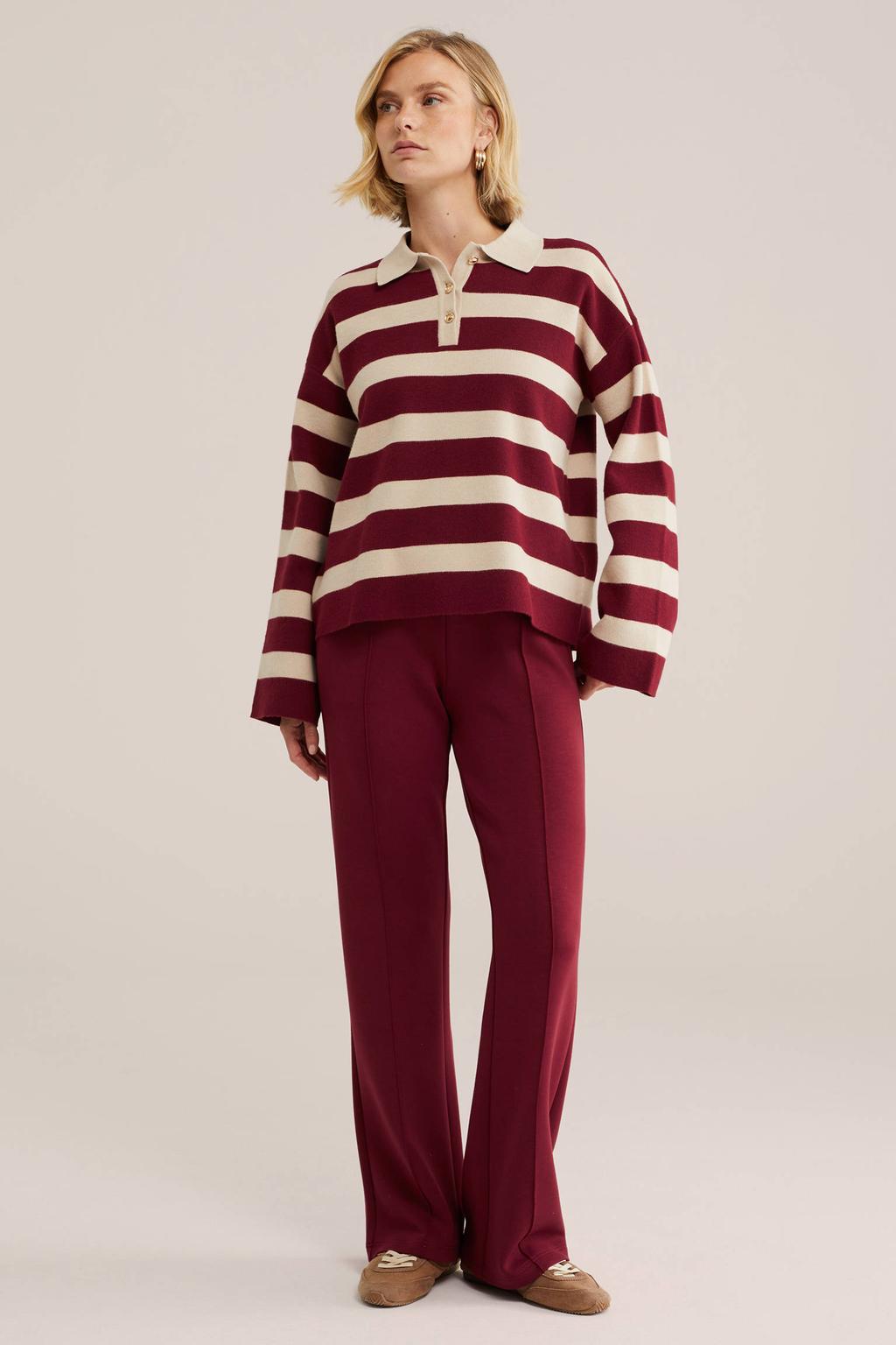 Donkerrode dames WE Fashion flared broek van viscose met straight fit, regular waist, elastische tailleband en effen