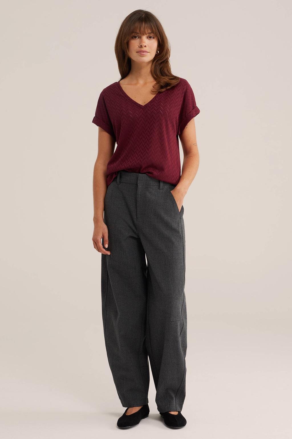 Donkerrode dames WE Fashion structuur T-shirt van polyester met effen, korte mouwen, V-hals en ingebreid patroon