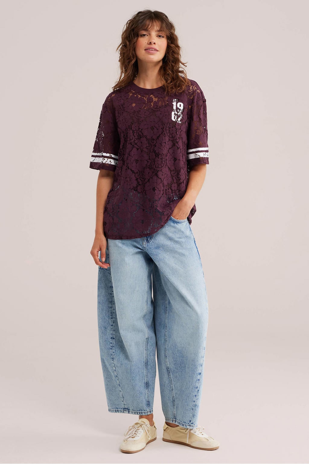 Donkerrode dames WE Fashion kanten T-shirt met effen, korte mouwen en ronde hals