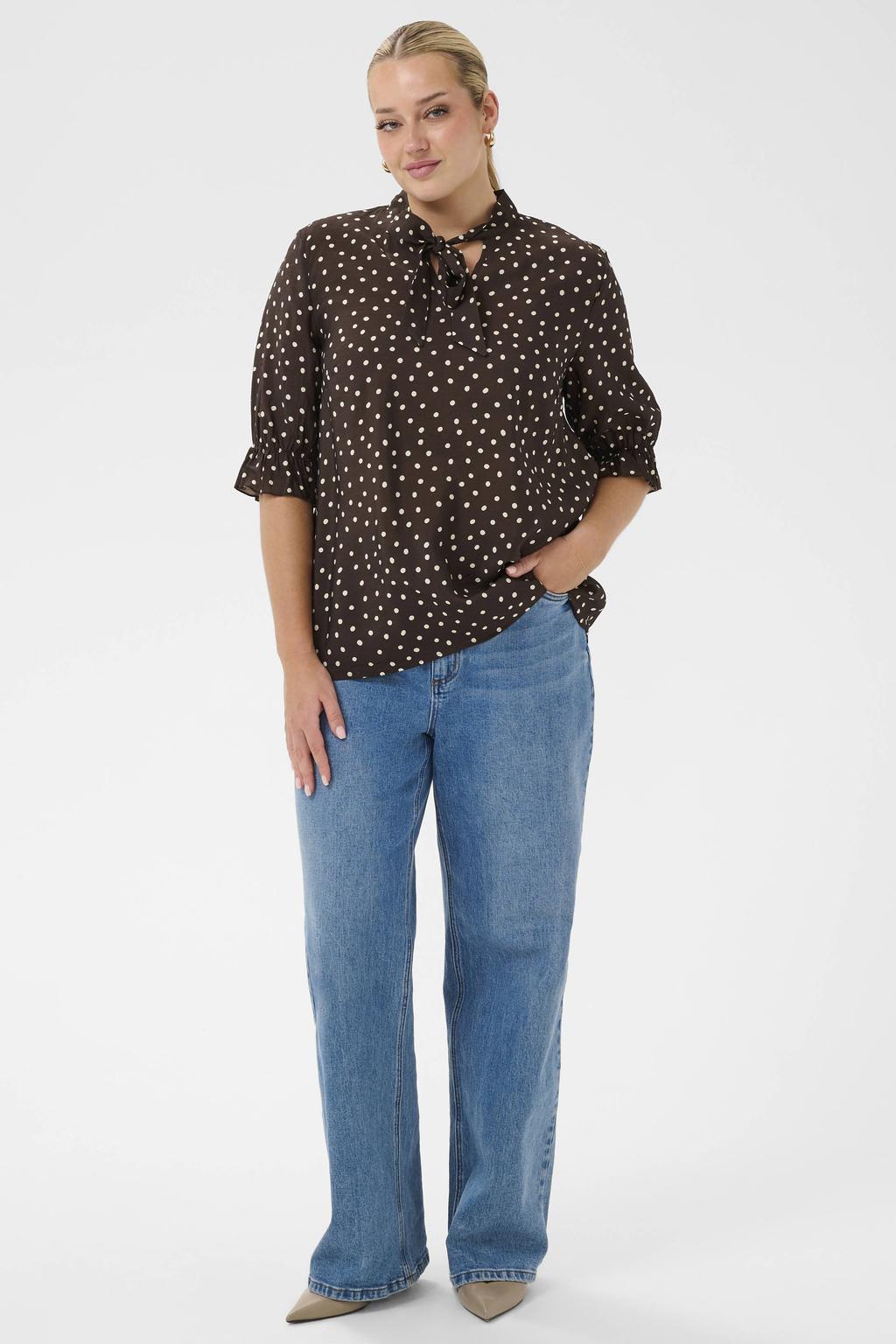 Bruin en witte dames Kaffe Curve blousetop Plus Size van viscose met stippenprint, half lange mouwen en striksluiting