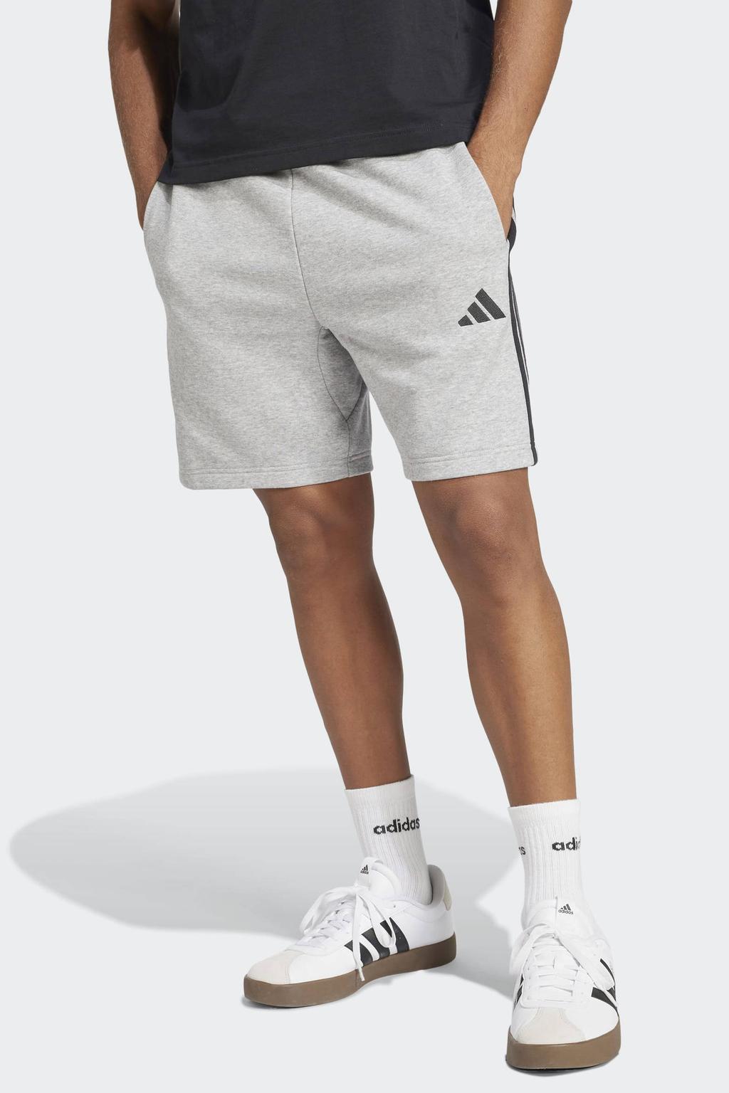 Lichtgrijs en zwarte heren adidas Sportswear short met regular fit, elastische tailleband met koord en logo dessin