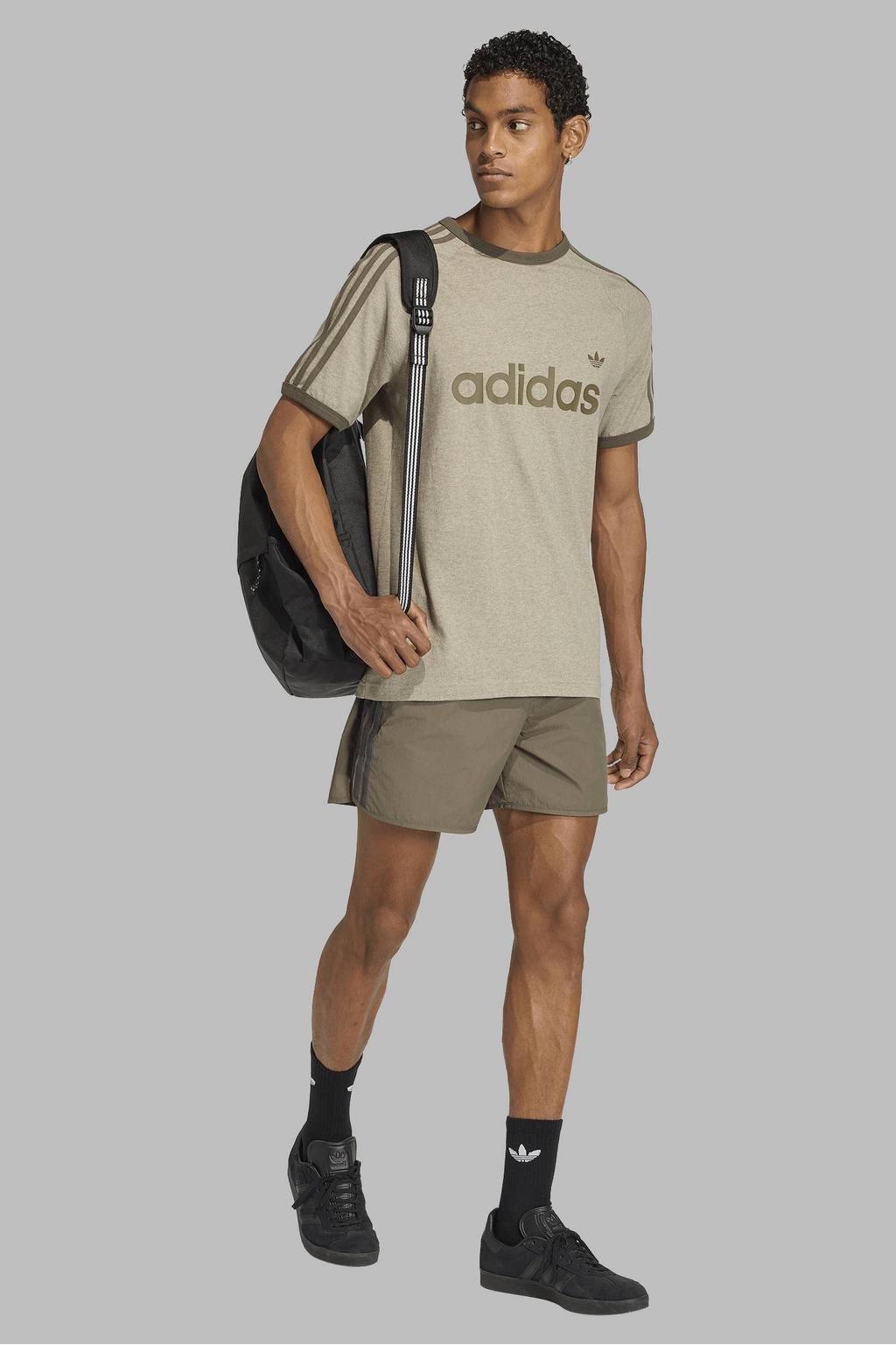 Zand en groene heren adidas Originals ringer T-shirt van katoen met logo dessin, korte mouwen en ronde hals