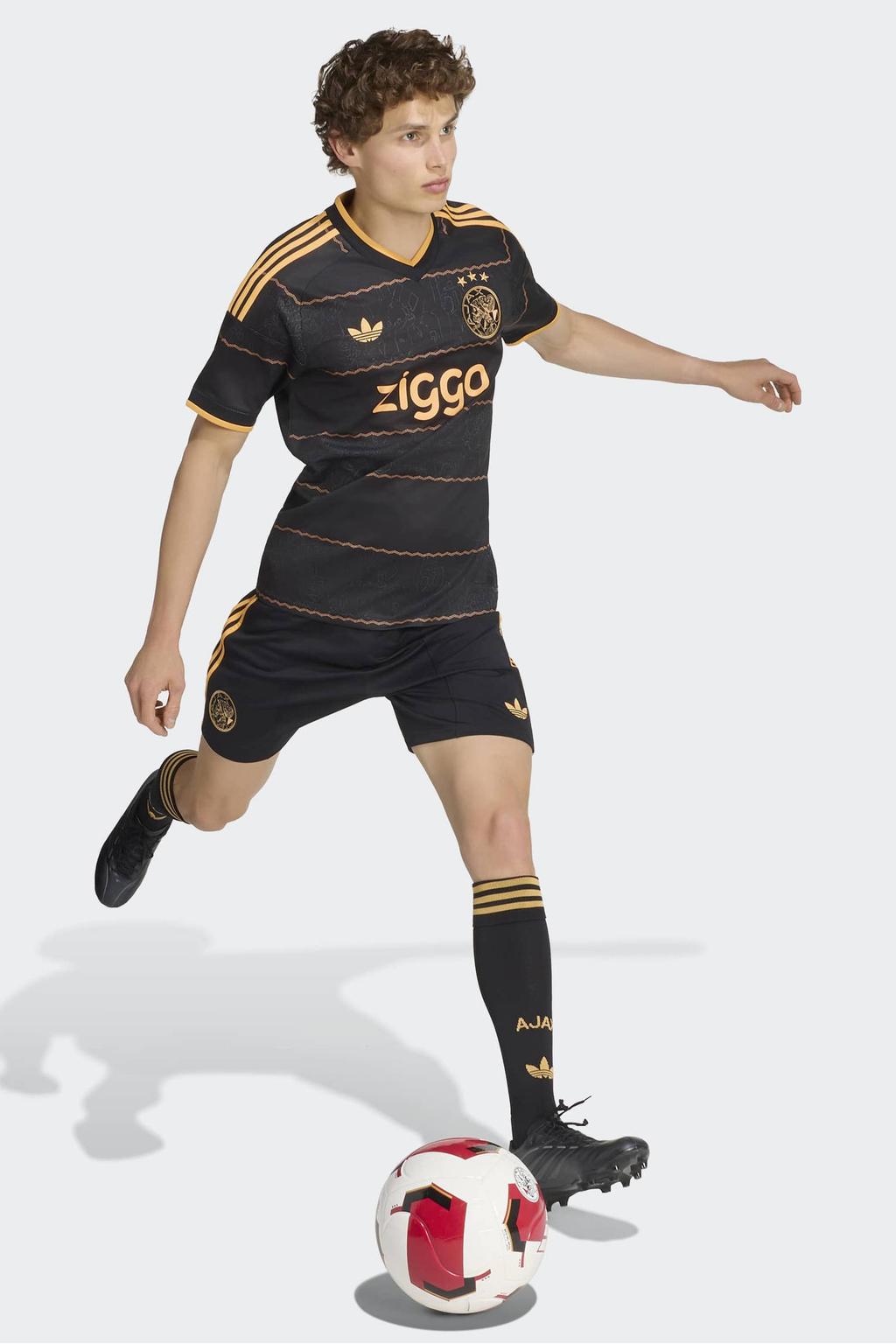 Zwarte heren adidas Performance senior Ajax voetbalbroek uit van polyester met regular fit, elastische tailleband met koord en logo dessin