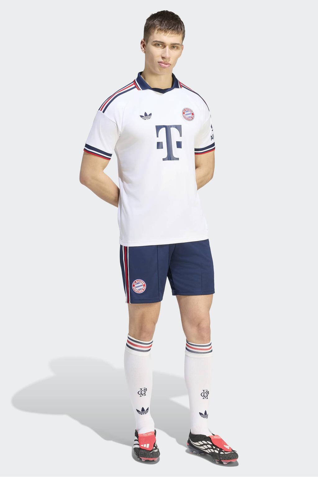 Wit en blauwe heren adidas Performance senior fc bayern münchen voetbalshirt uit van polyester met korte mouwen en ronde hals