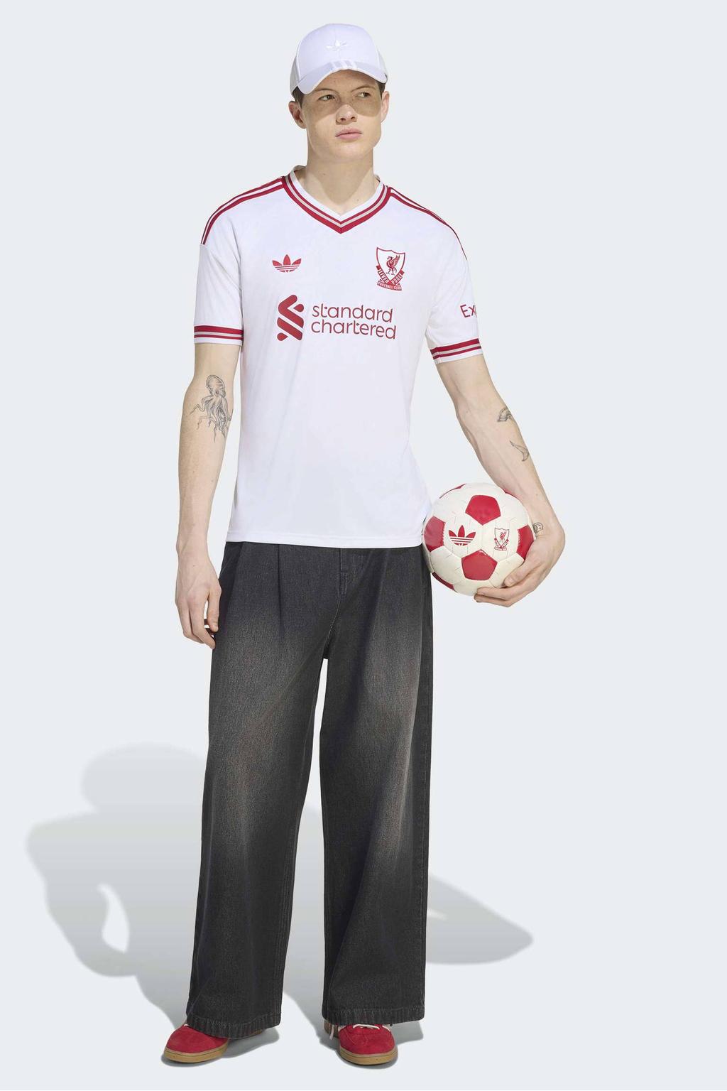 Wit en rode heren adidas Performance senior liverpool fc voetbalshirt uit van polyester met korte mouwen en V-hals