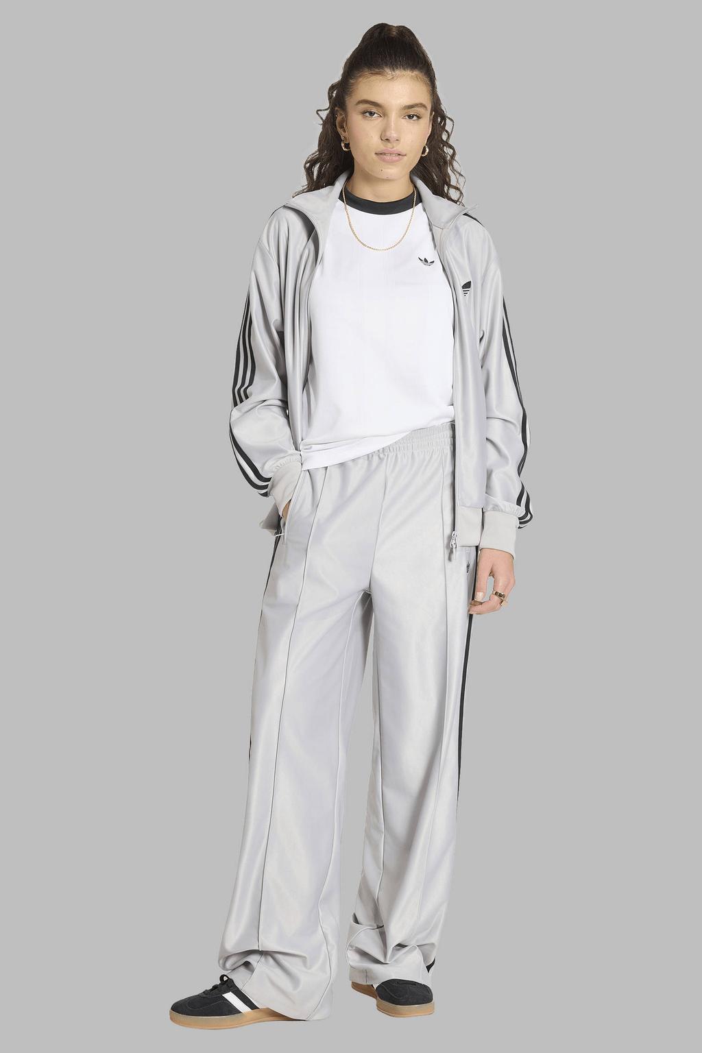 Lichtgrijs en zwarte dames adidas Originals Firebird loose fit broek van polyester met regular waist, elastische tailleband met koord en effen