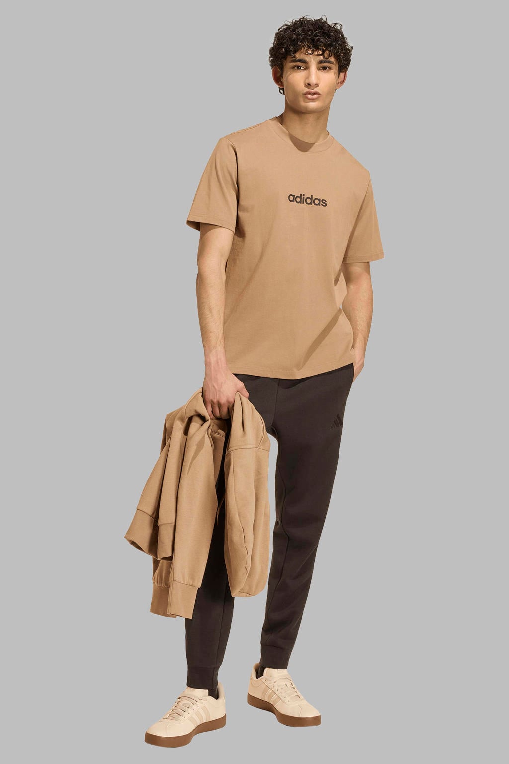 Camelkleurige heren adidas Sportswear regular fit T-shirt van katoen met logo dessin, korte mouwen en ronde hals