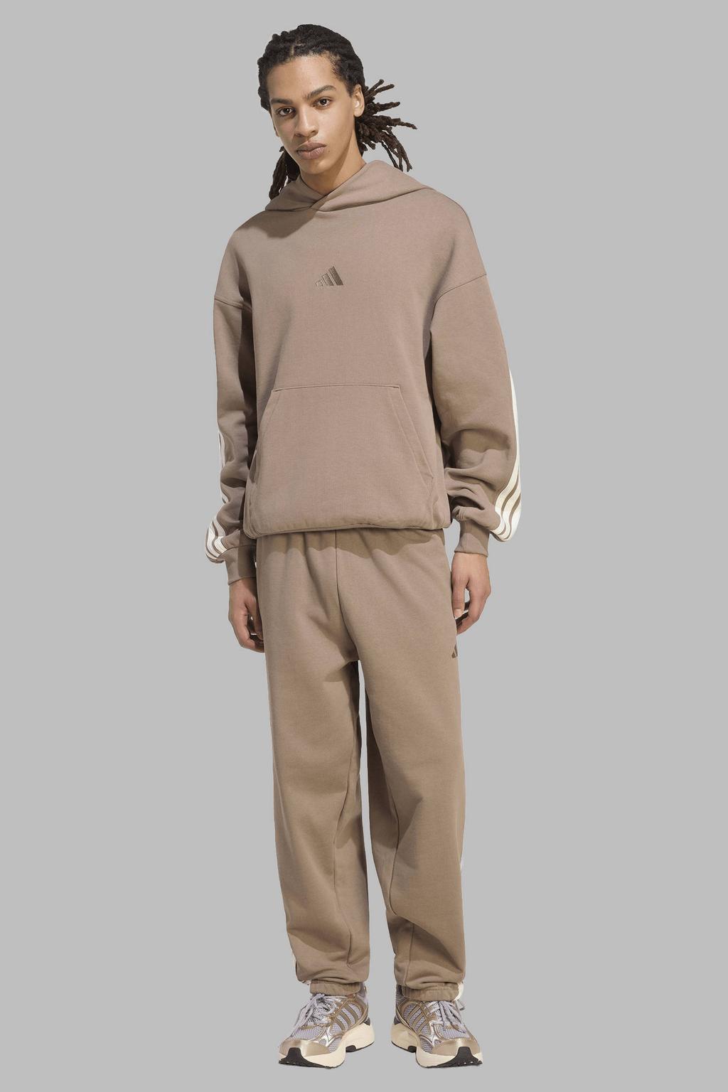 Zandkleurige heren adidas Sportswear boxy sweater met logo dessin, lange mouwen en capuchon