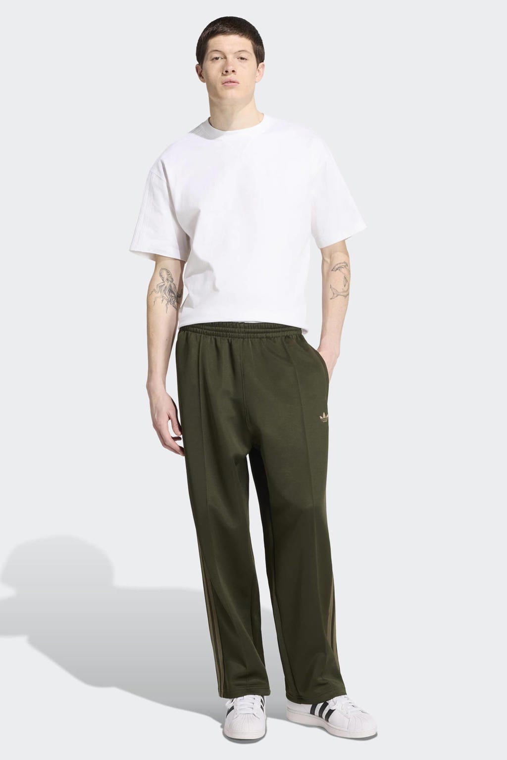 Olijfgroene heren adidas Originals Spacer Drill trainingsbroek van polyester met regular fit, elastische tailleband met koord en effen
