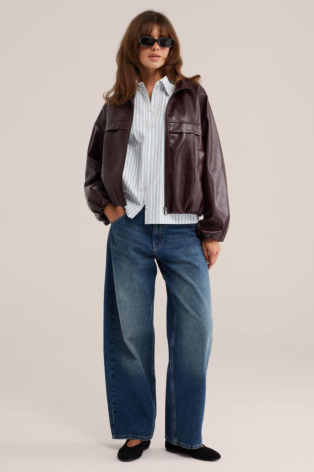 Donkerrode dames WE Fashion imitatieleren jas met lange mouwen, opstaande kraag en ritssluiting