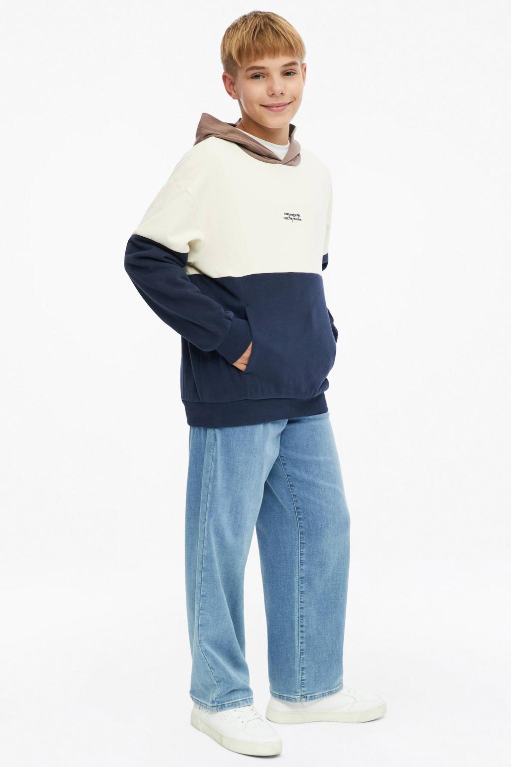 Ecru, donkerblauw en bruine jongens s.Oliver sweater met meerkleurige print, lange mouwen, capuchon en geribde boorden