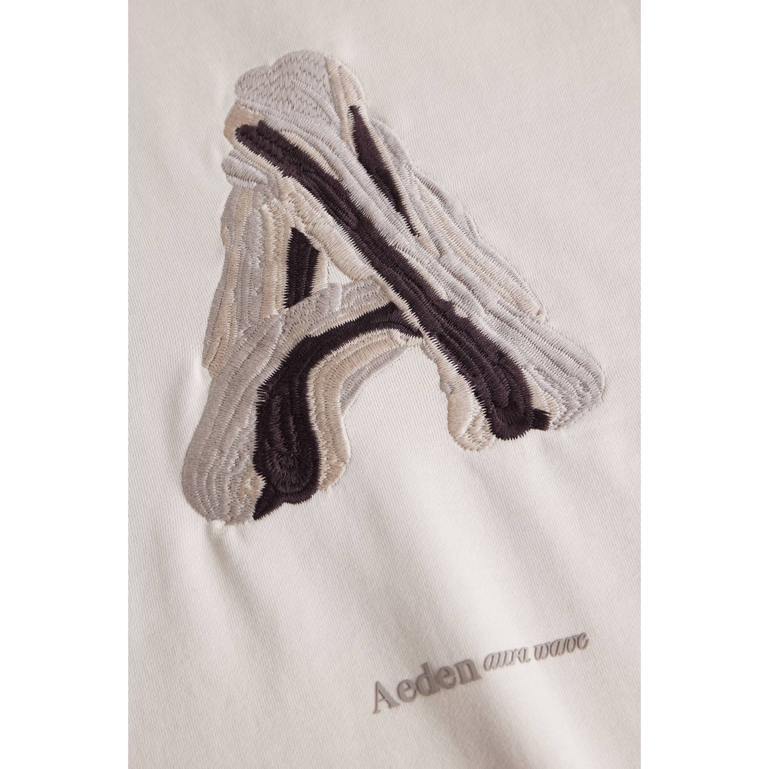 Aeden oversized trui met borduursels en backprint beige