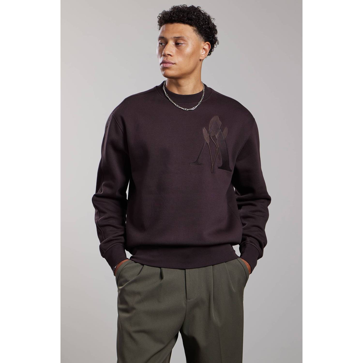 Aeden relaxed fit sweater met borduursels ganache