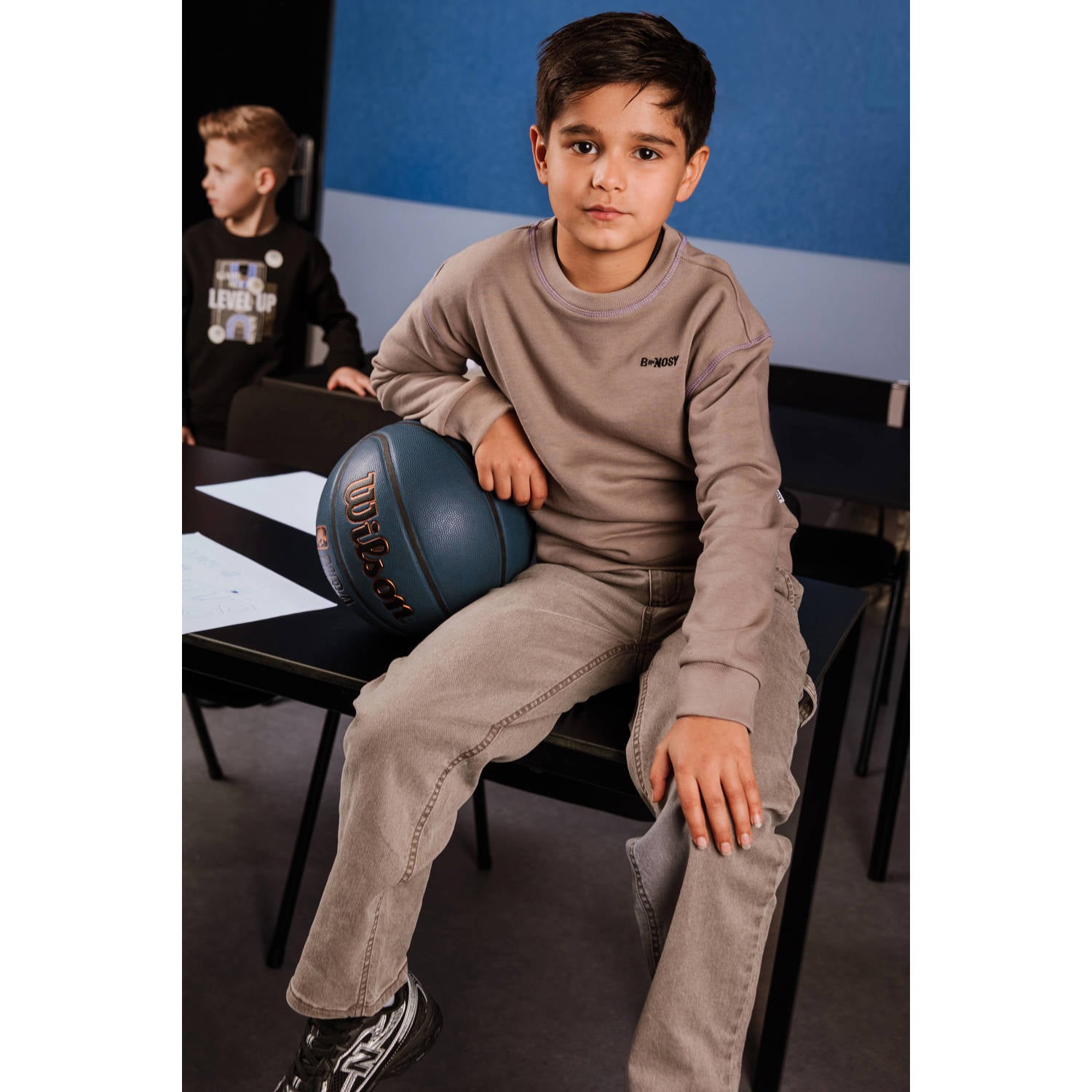 B.Nosy rechtvallende sweater met backprint bruin