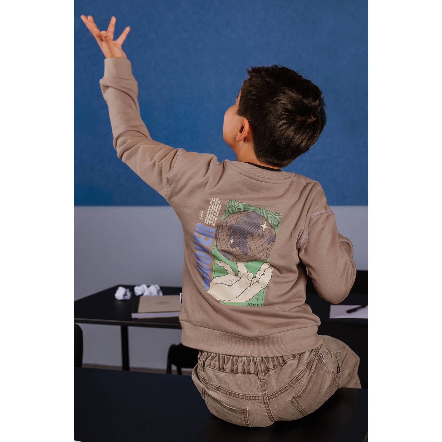B.Nosy rechtvallende sweater met backprint bruin