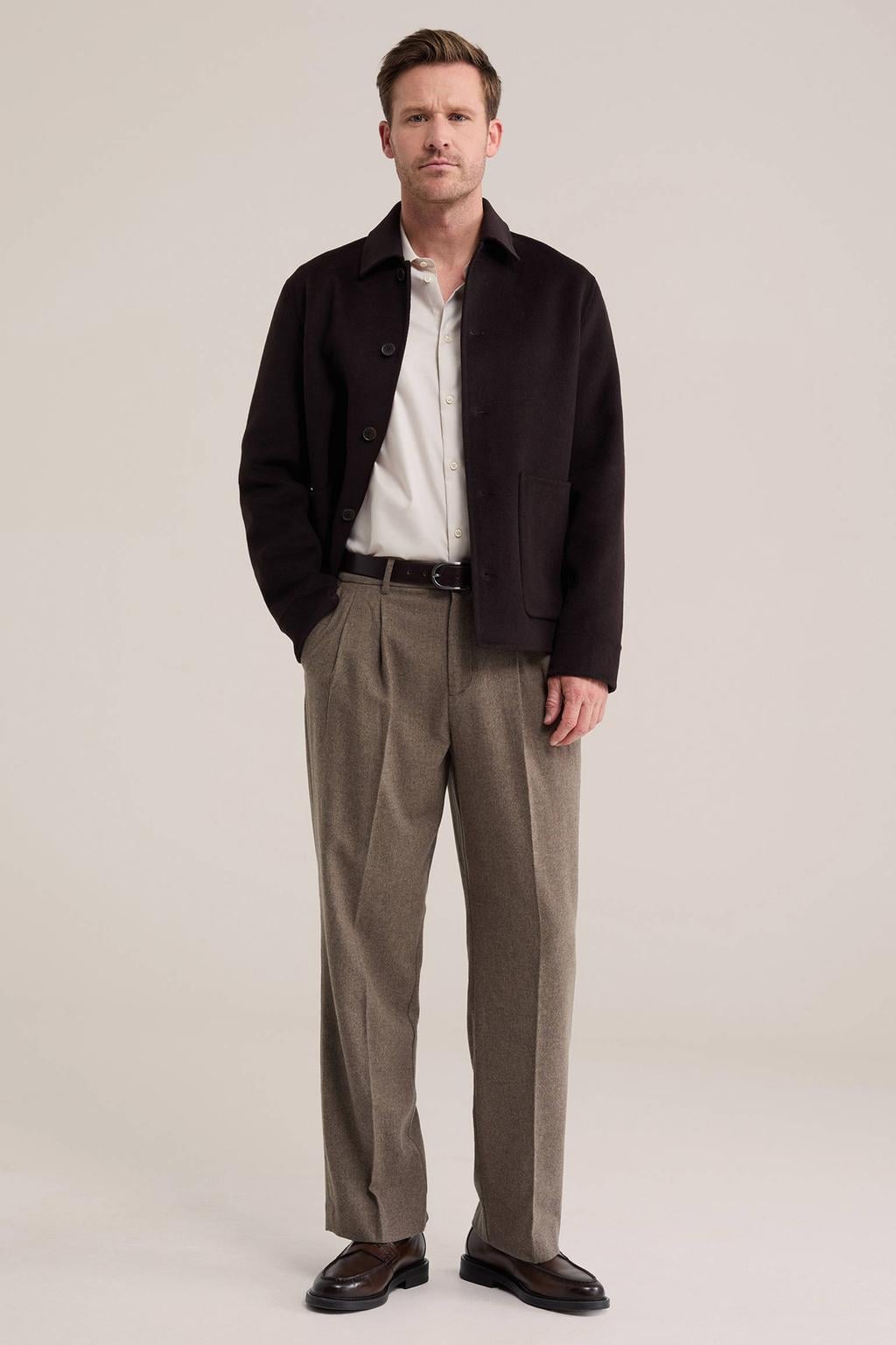 WE Fashion wollen loose fit chino met plooien - bruin