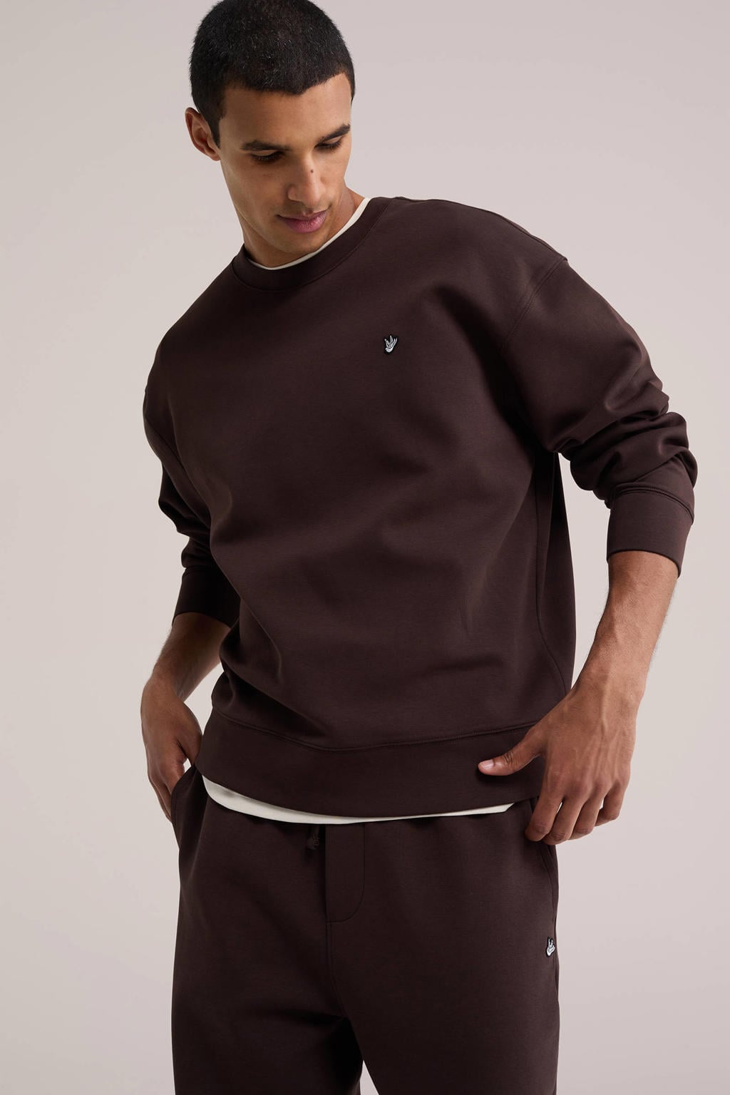 WE Fashion relaxed fit sweater met borduursels - donkerbruin
