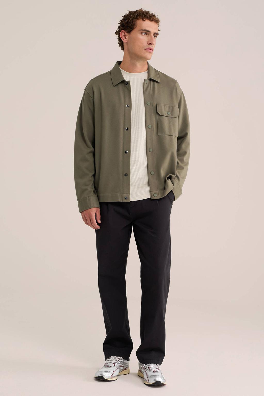 Donkergroene heren WE Fashion regular fit overshirt van rayon met effen, lange mouwen, klassieke kraag en drukknoopsluiting