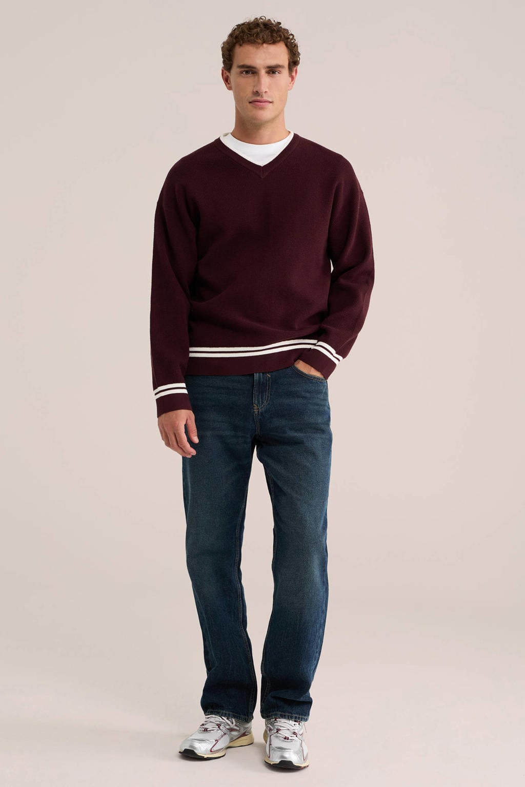 Donkerrode heren WE Fashion regular fit gebreide gestreepte trui van katoen met lange mouwen, V-hals en contrast bies