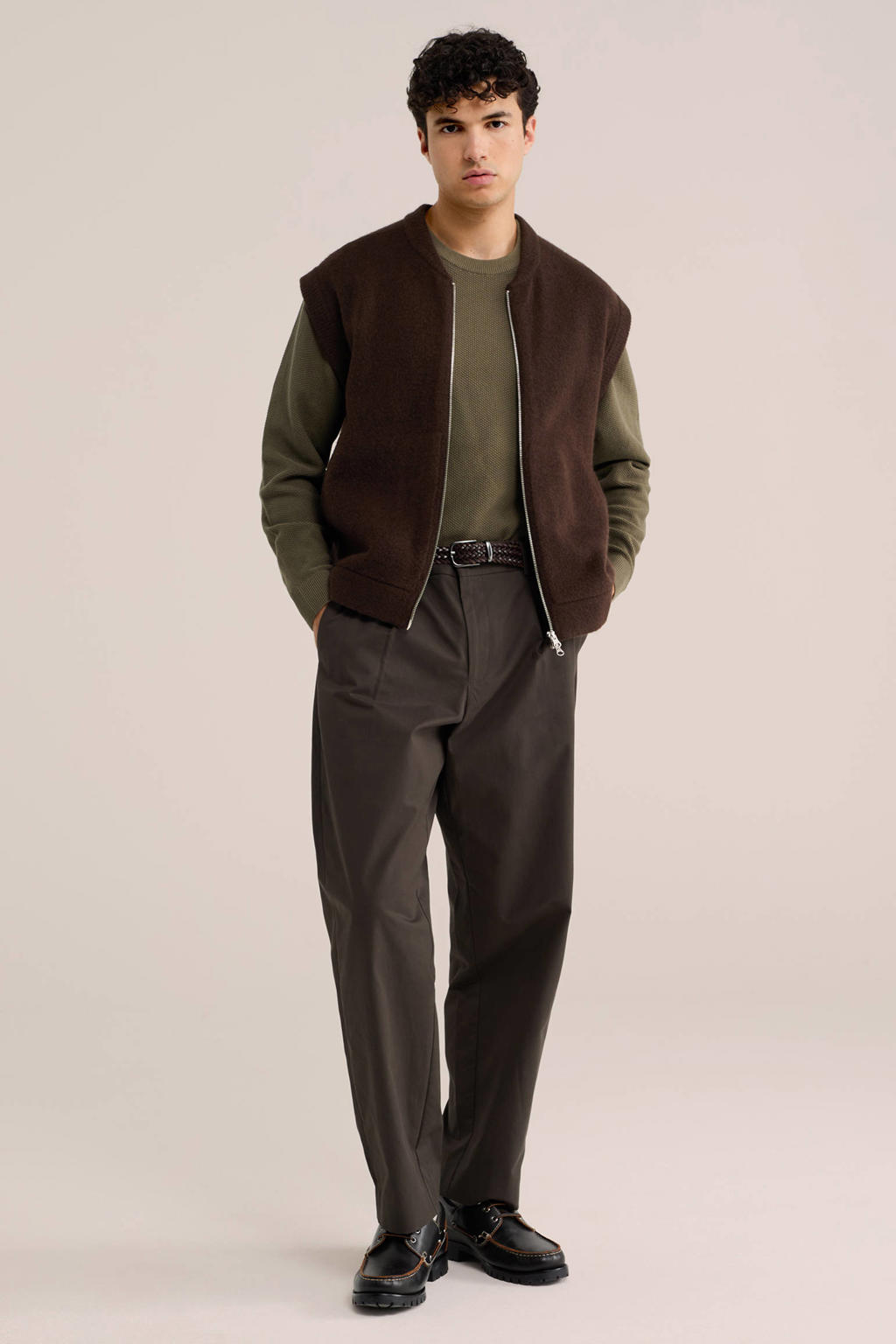 WE Fashion loose fit chino met plooien - bruin