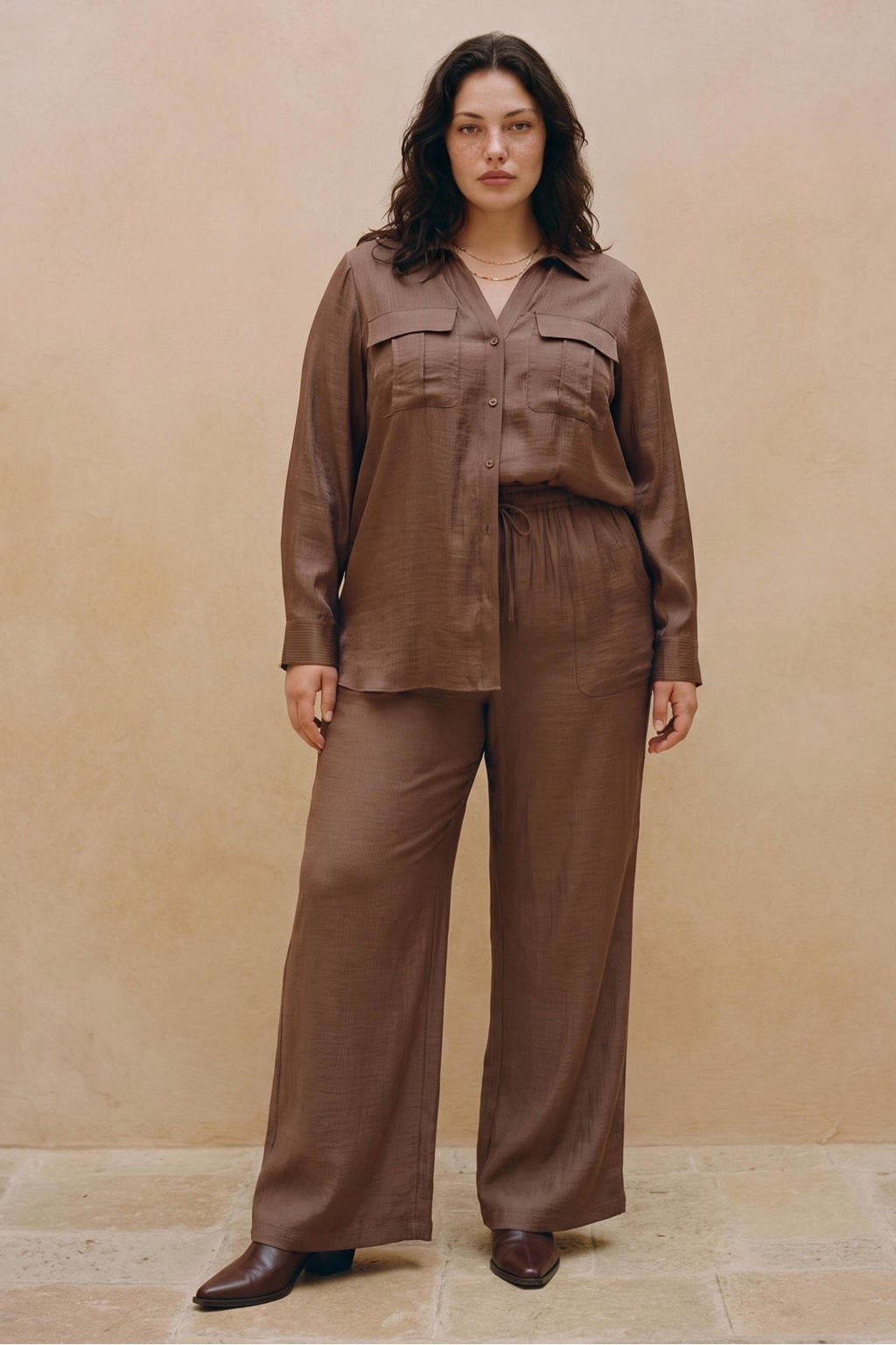 Bruine dames VERO MODA CURVE satijnen blouse Plus Size met effen, lange mouwen, klassieke kraag, knoopsluiting en geweven detail