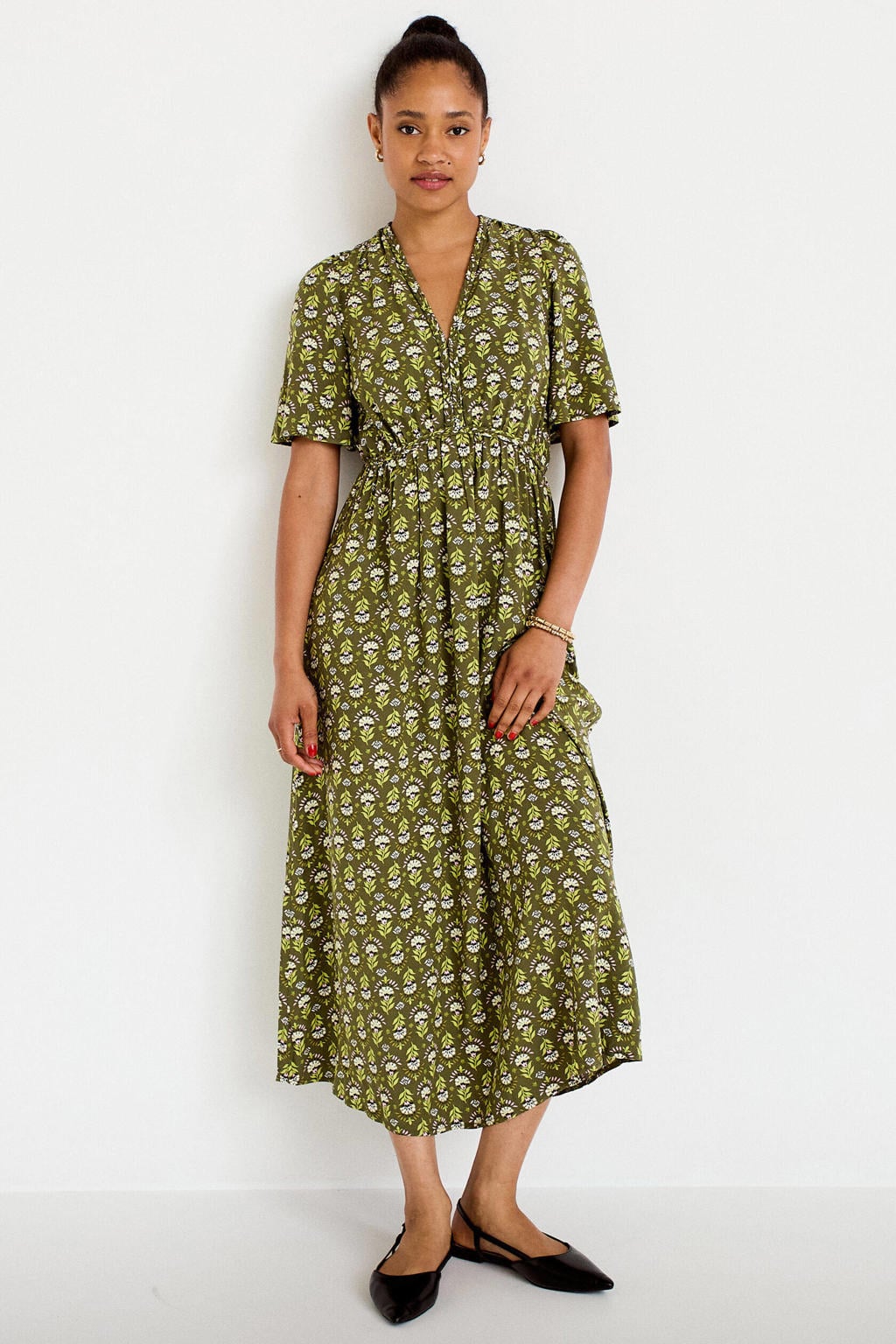 Groen, wit en roze dames Cache Cache gebloemde midi jurk van viscose met korte mouwen, V-hals en striksluiting