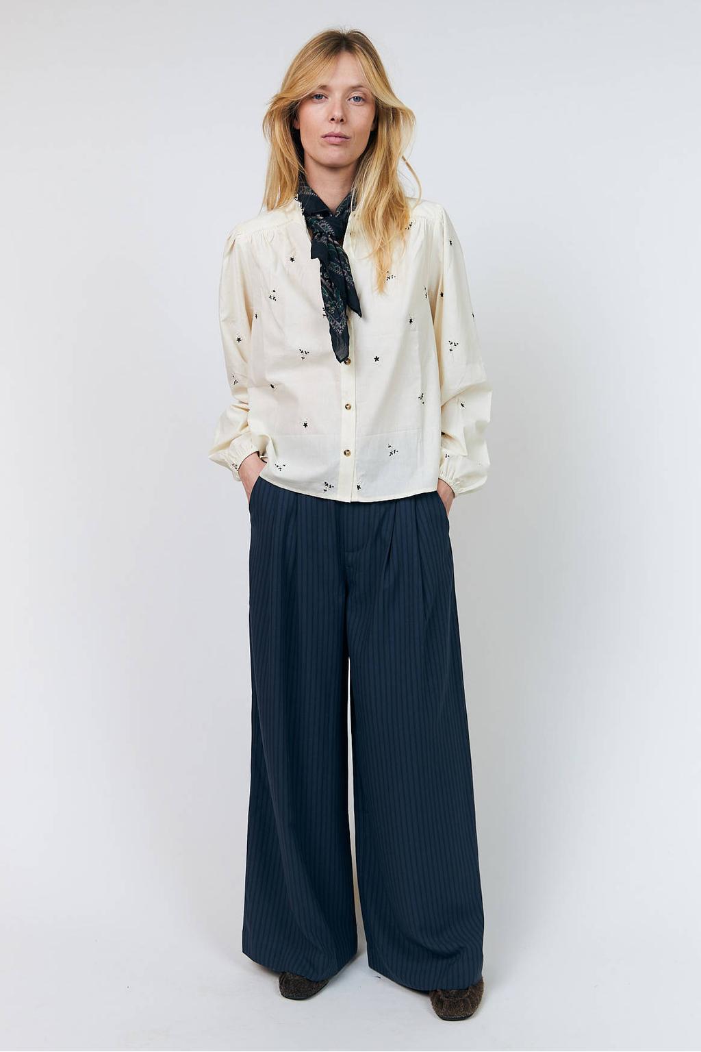 Ecru en zwarte dames Lollys Laundry gebloemde blouse van katoen met lange mouwen, klassieke kraag, knoopsluiting en borduursels