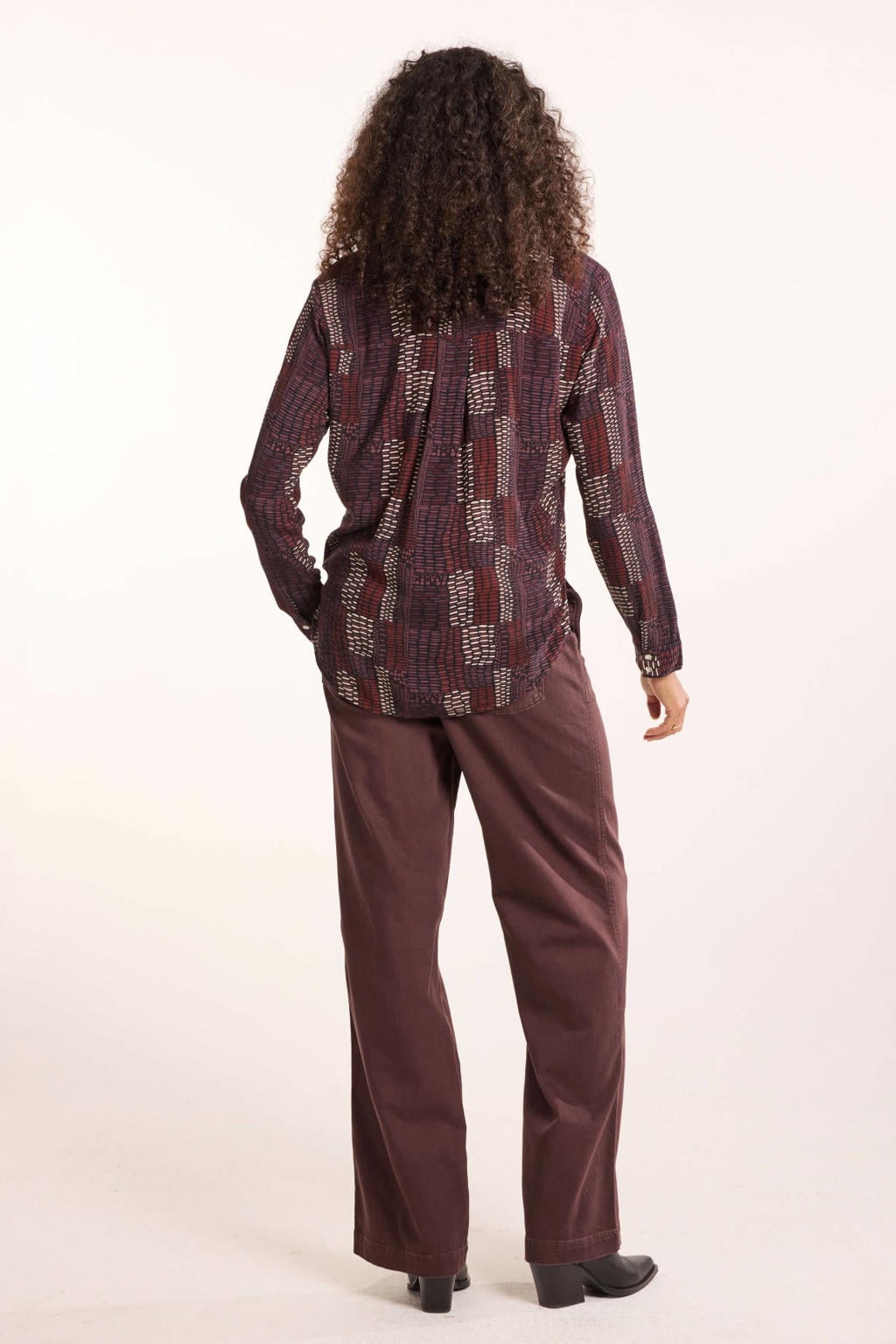Bruine dames Didi blouse van viscose met lange mouwen, V-hals en knoopsluiting